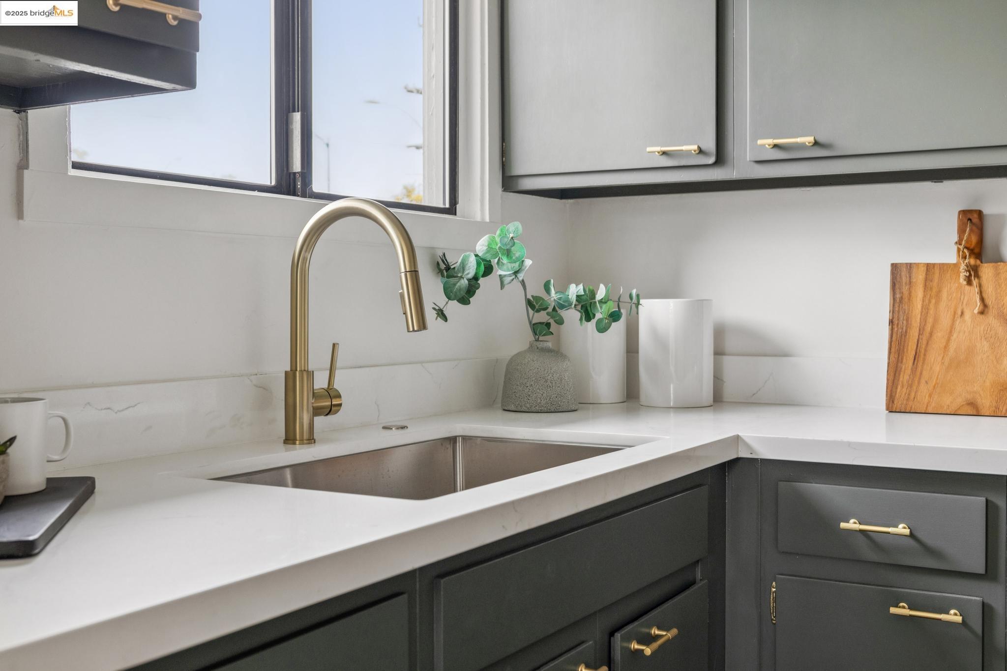 Detail Gallery Image 16 of 38 For 891 57th St, Oakland,  CA 94608 - 2 Beds | 1 Baths