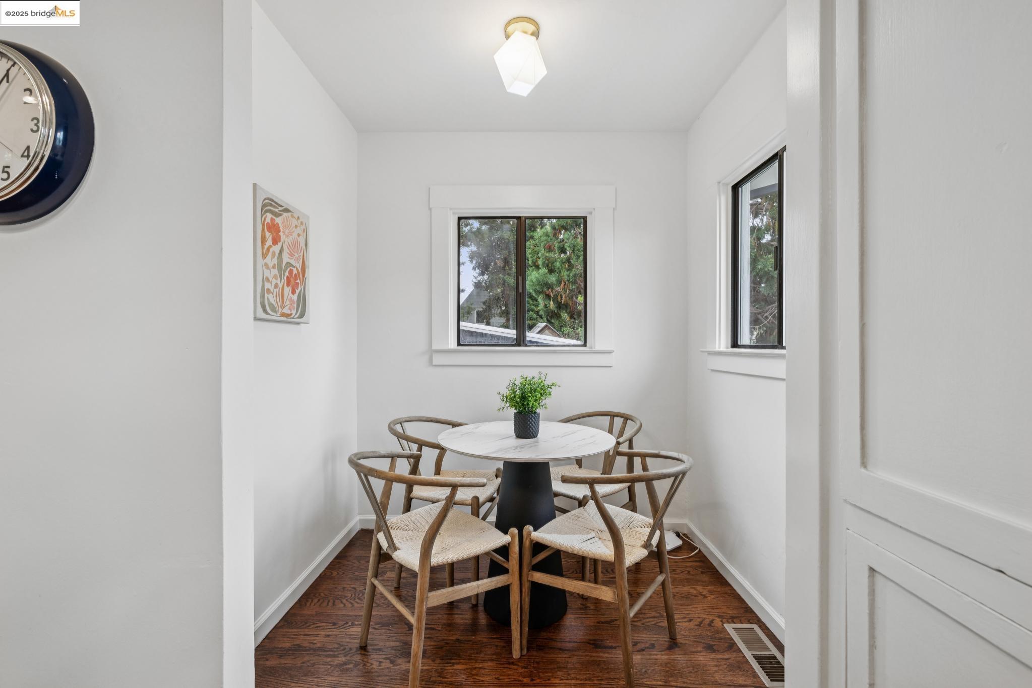 Detail Gallery Image 17 of 38 For 891 57th St, Oakland,  CA 94608 - 2 Beds | 1 Baths
