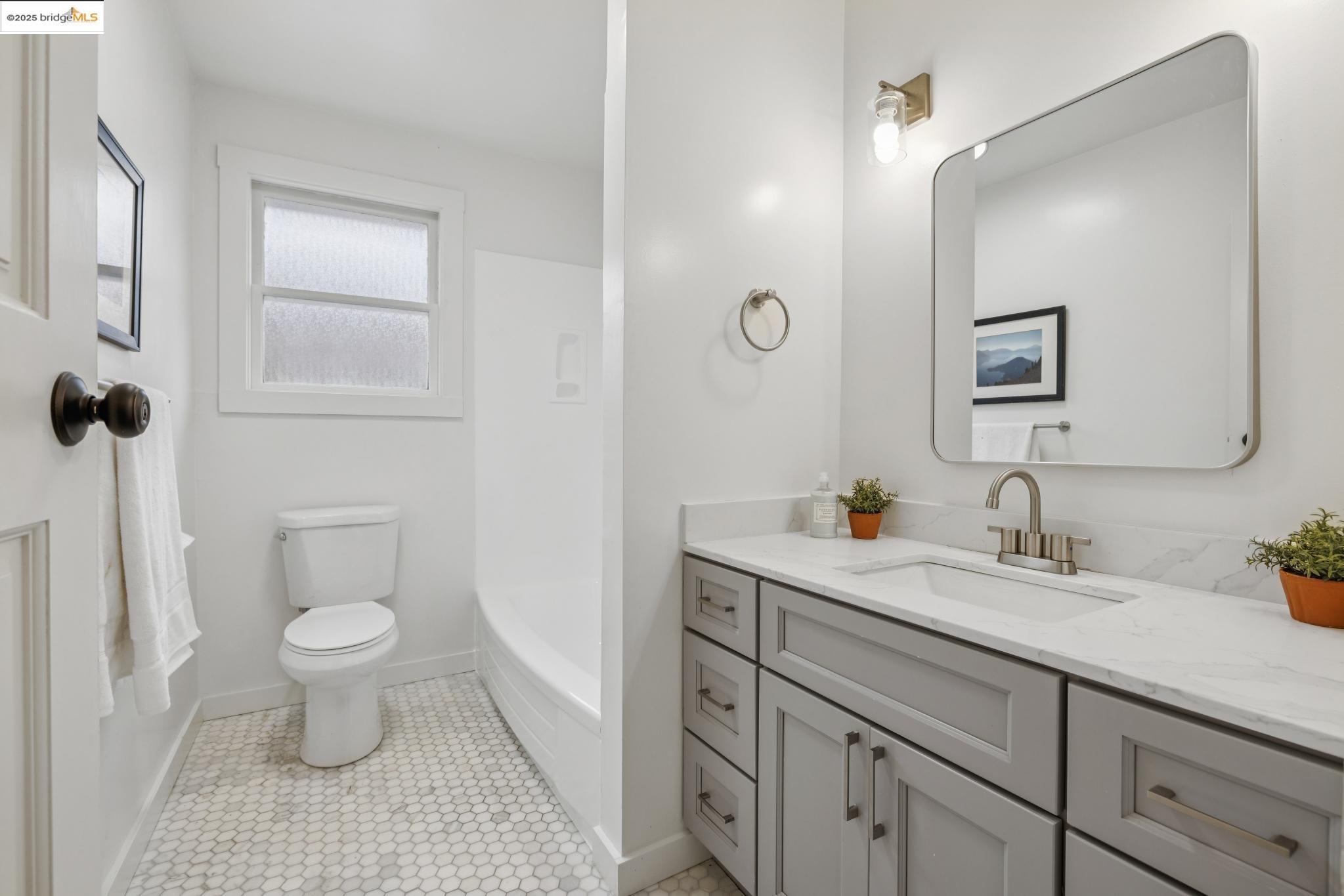 Detail Gallery Image 21 of 38 For 891 57th St, Oakland,  CA 94608 - 2 Beds | 1 Baths