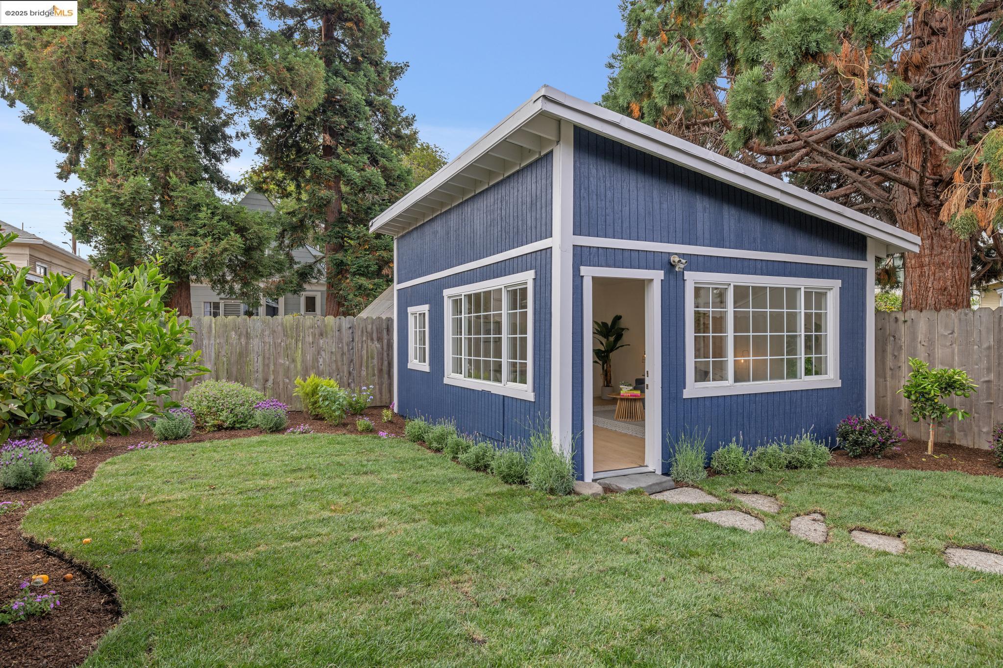 Detail Gallery Image 28 of 38 For 891 57th St, Oakland,  CA 94608 - 2 Beds | 1 Baths