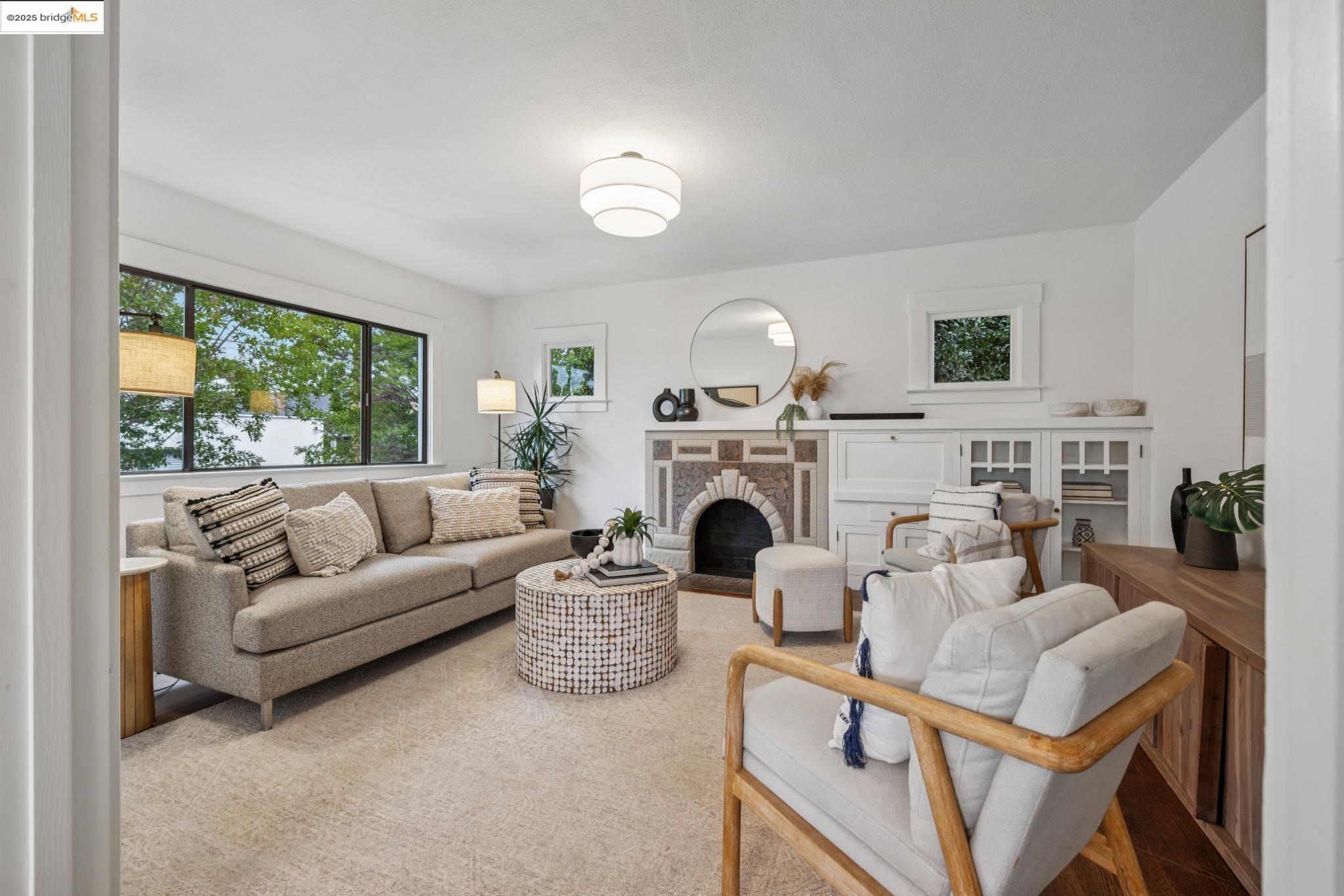Detail Gallery Image 4 of 38 For 891 57th St, Oakland,  CA 94608 - 2 Beds | 1 Baths
