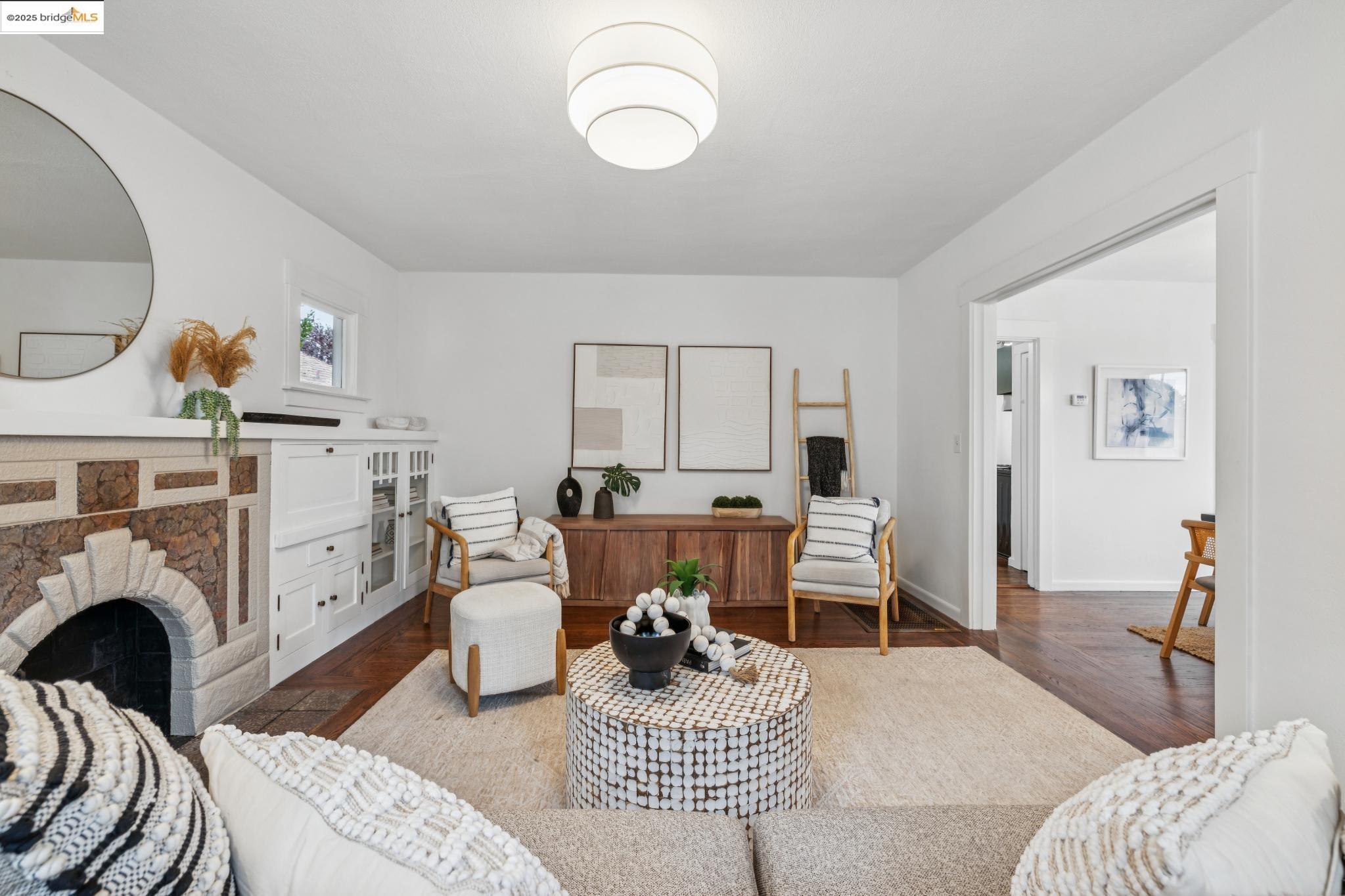 Detail Gallery Image 5 of 38 For 891 57th St, Oakland,  CA 94608 - 2 Beds | 1 Baths