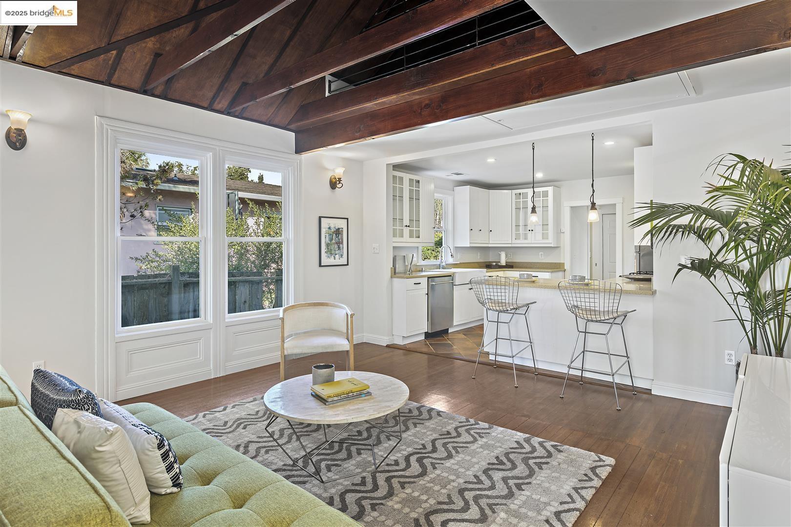 Detail Gallery Image 2 of 16 For 2439 10th Street #B,  Berkeley,  CA 94710 - 1 Beds | 1 Baths
