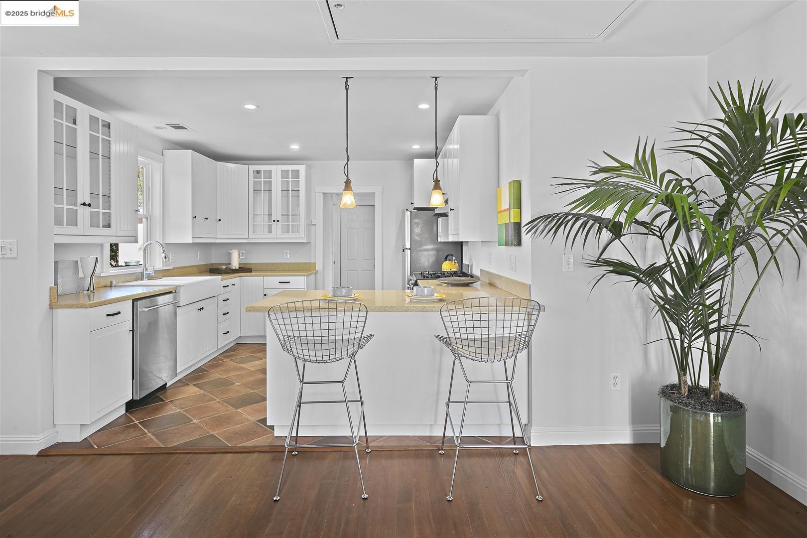 Detail Gallery Image 3 of 16 For 2439 10th Street #B,  Berkeley,  CA 94710 - 1 Beds | 1 Baths