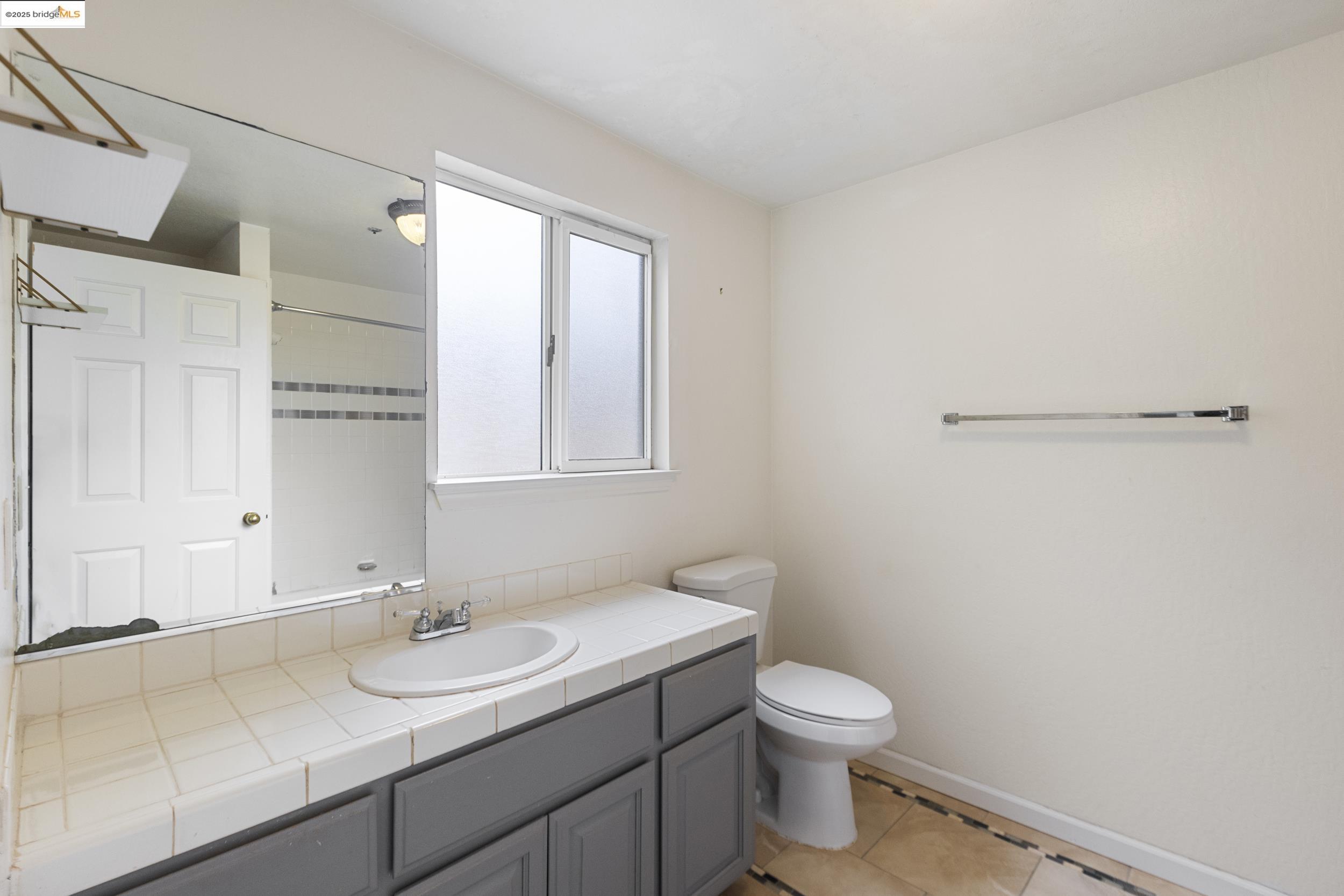 Detail Gallery Image 13 of 26 For 2745 Butters Drive, Oakland,  CA 94602 - 5 Beds | 3/1 Baths