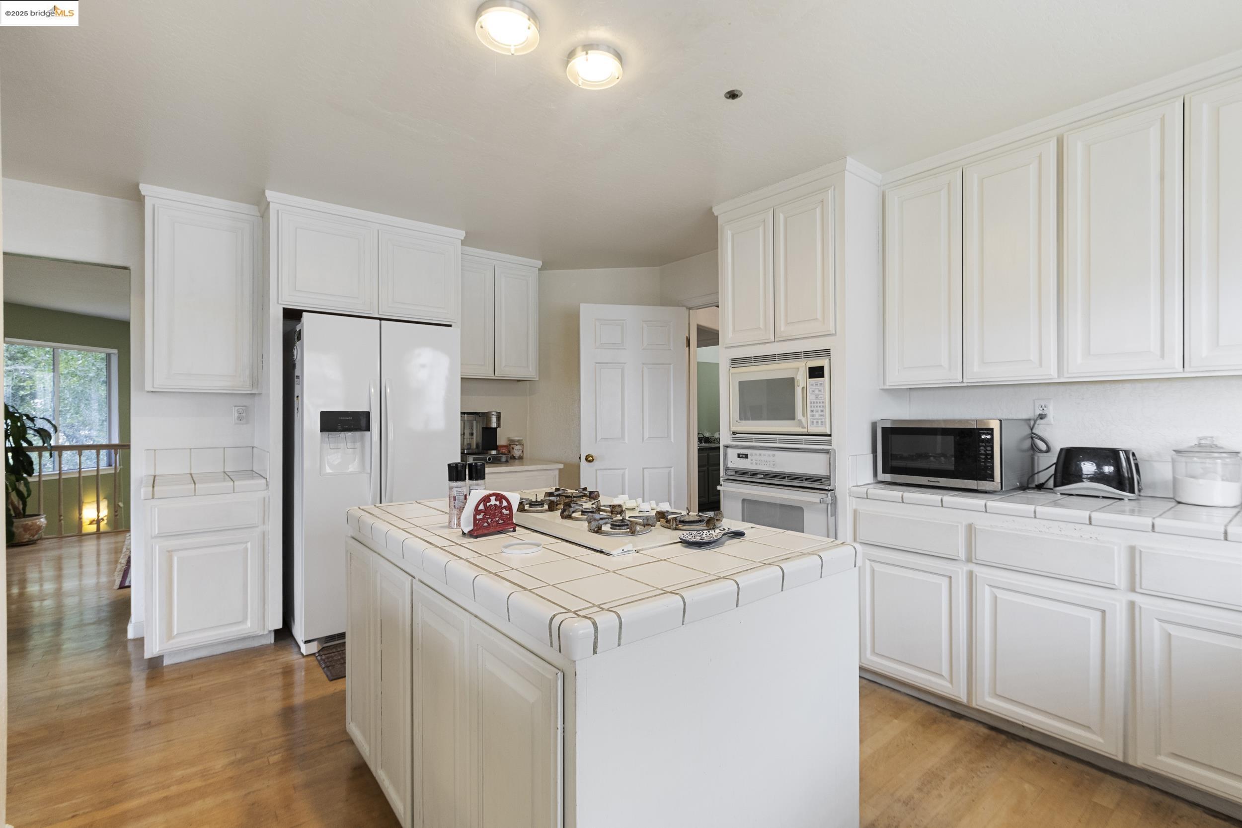 Detail Gallery Image 5 of 26 For 2745 Butters Drive, Oakland,  CA 94602 - 5 Beds | 3/1 Baths