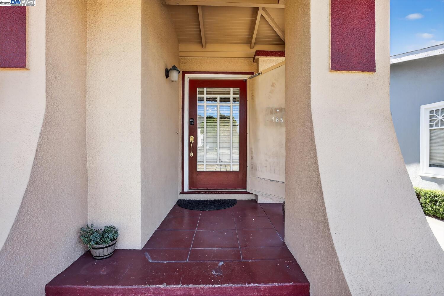 Detail Gallery Image 4 of 37 For 165 Sunnyside Dr, San Leandro,  CA 94577 - 3 Beds | 1 Baths