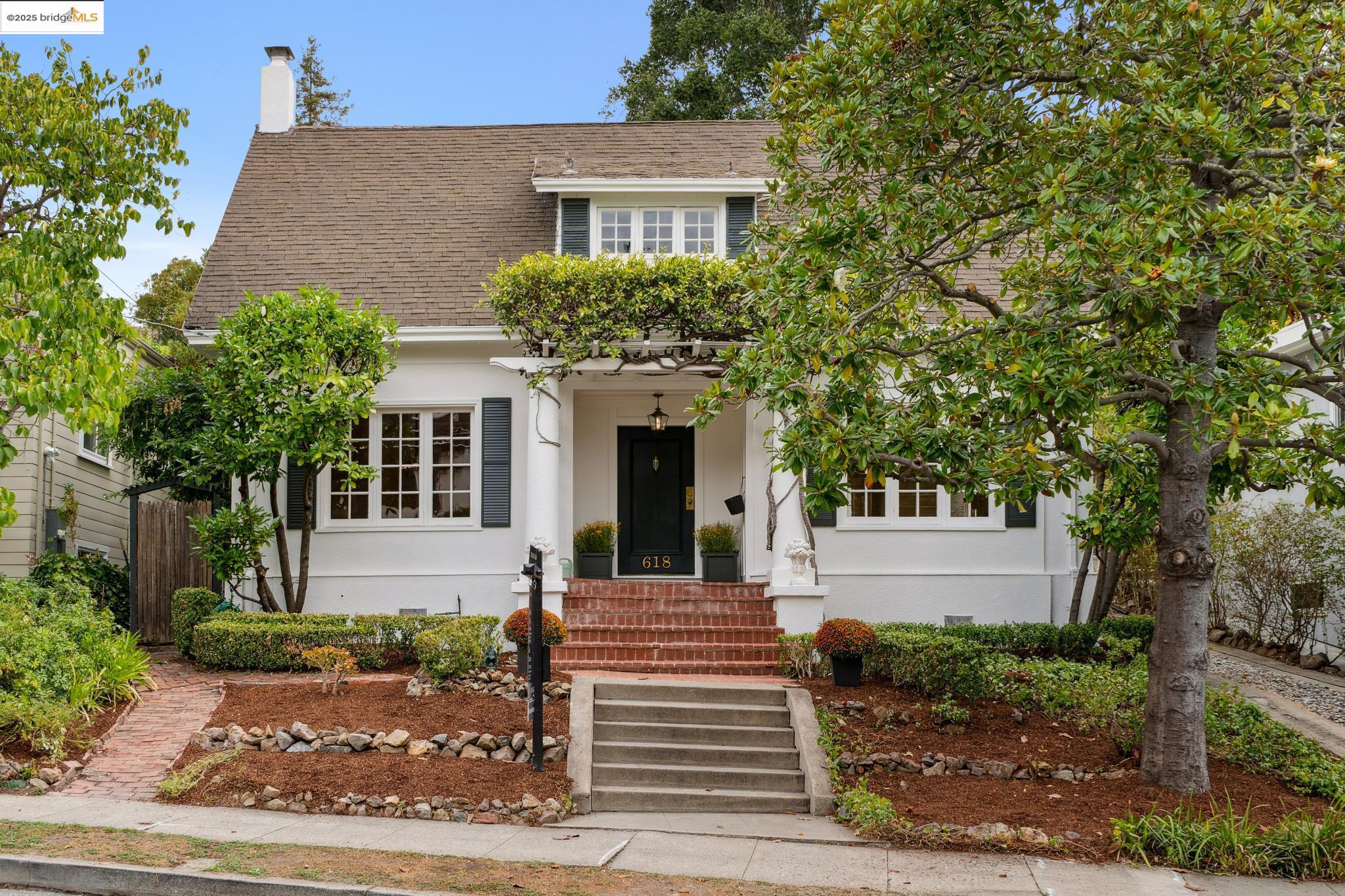 Detail Gallery Image 2 of 44 For 618 Boulevard Way, Piedmont,  CA 94610-1605 - 4 Beds | 1/1 Baths