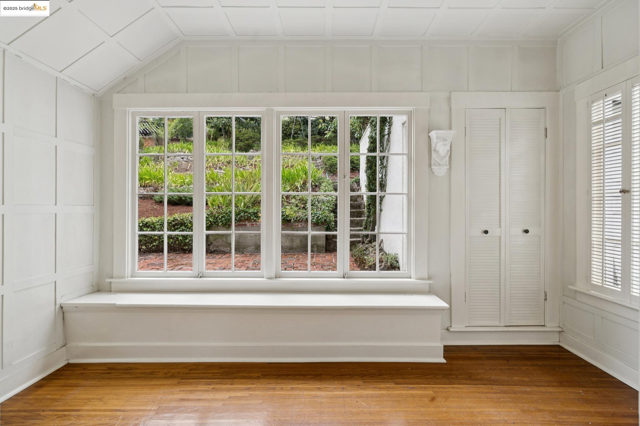 Detail Gallery Image 11 of 44 For 618 Boulevard Way, Piedmont,  CA 94610-1605 - 4 Beds | 1/1 Baths