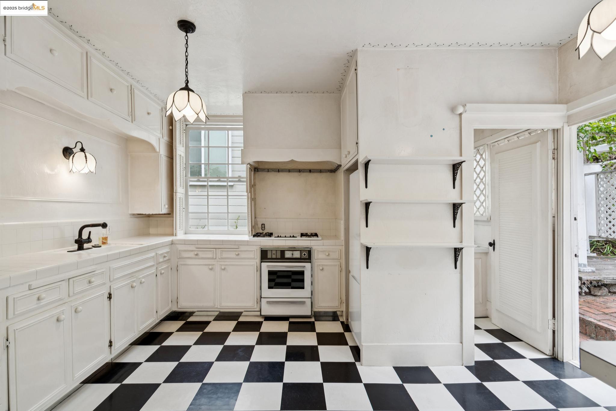 Detail Gallery Image 16 of 44 For 618 Boulevard Way, Piedmont,  CA 94610-1605 - 4 Beds | 1/1 Baths