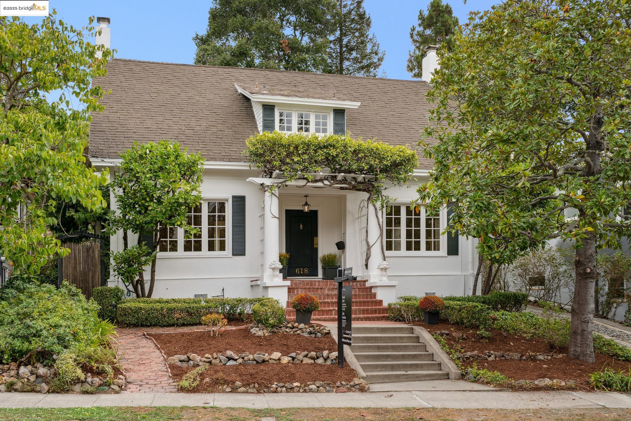 Detail Gallery Image 3 of 44 For 618 Boulevard Way, Piedmont,  CA 94610-1605 - 4 Beds | 1/1 Baths