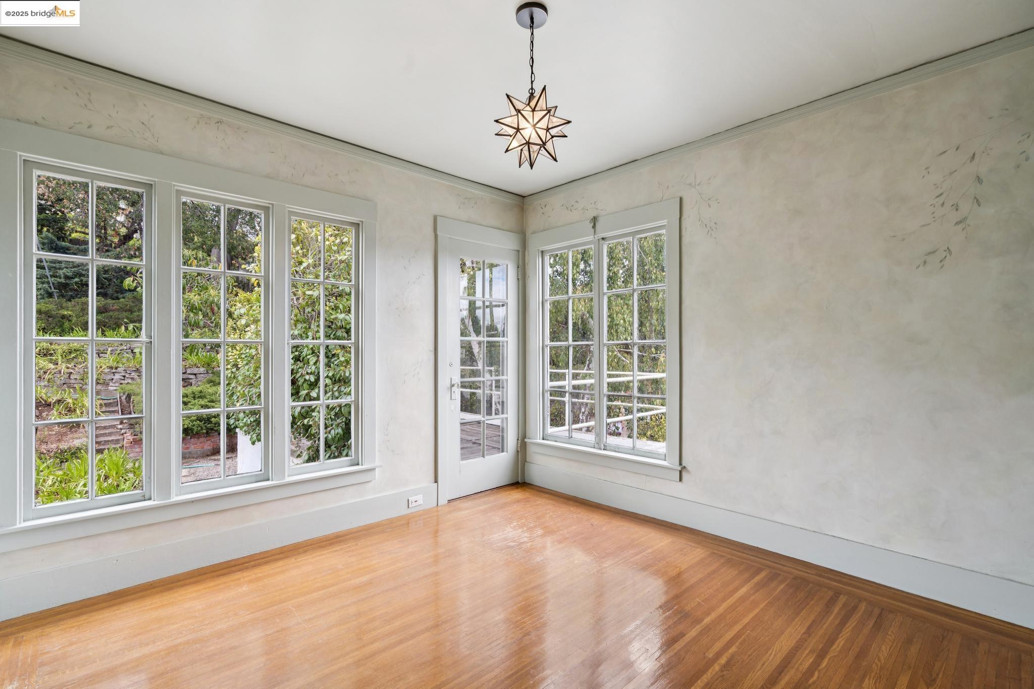 Detail Gallery Image 25 of 44 For 618 Boulevard Way, Piedmont,  CA 94610-1605 - 4 Beds | 1/1 Baths