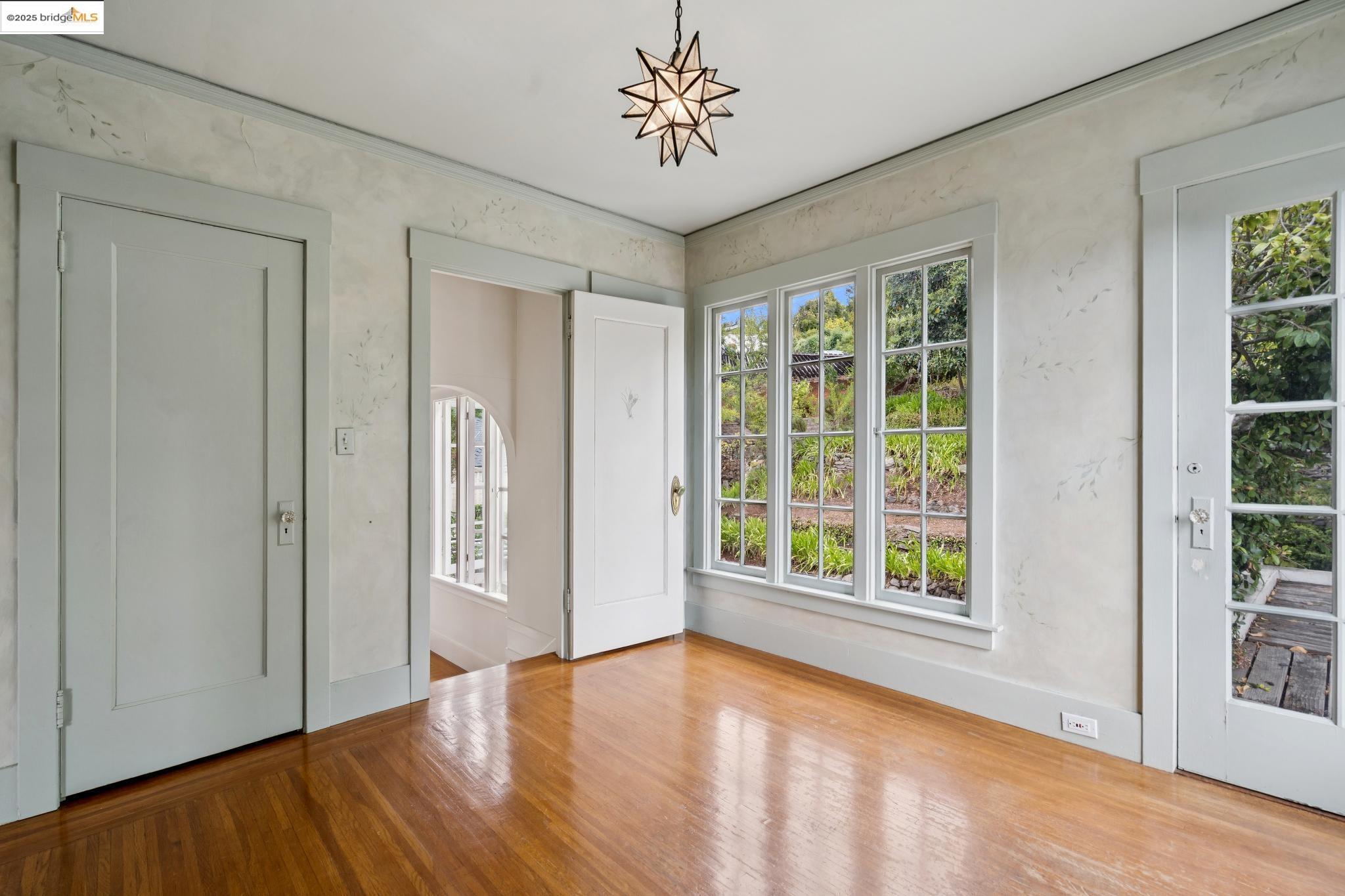 Detail Gallery Image 27 of 44 For 618 Boulevard Way, Piedmont,  CA 94610-1605 - 4 Beds | 1/1 Baths