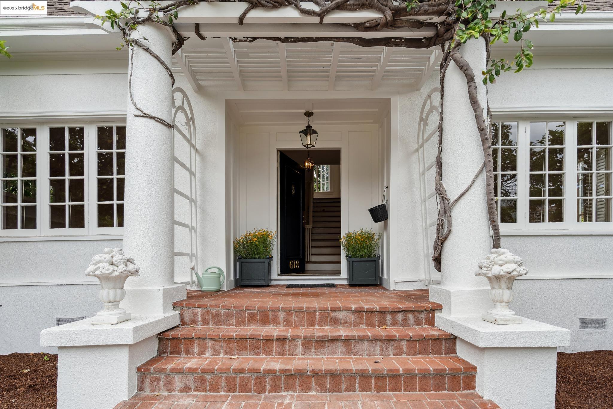 Detail Gallery Image 4 of 44 For 618 Boulevard Way, Piedmont,  CA 94610-1605 - 4 Beds | 1/1 Baths