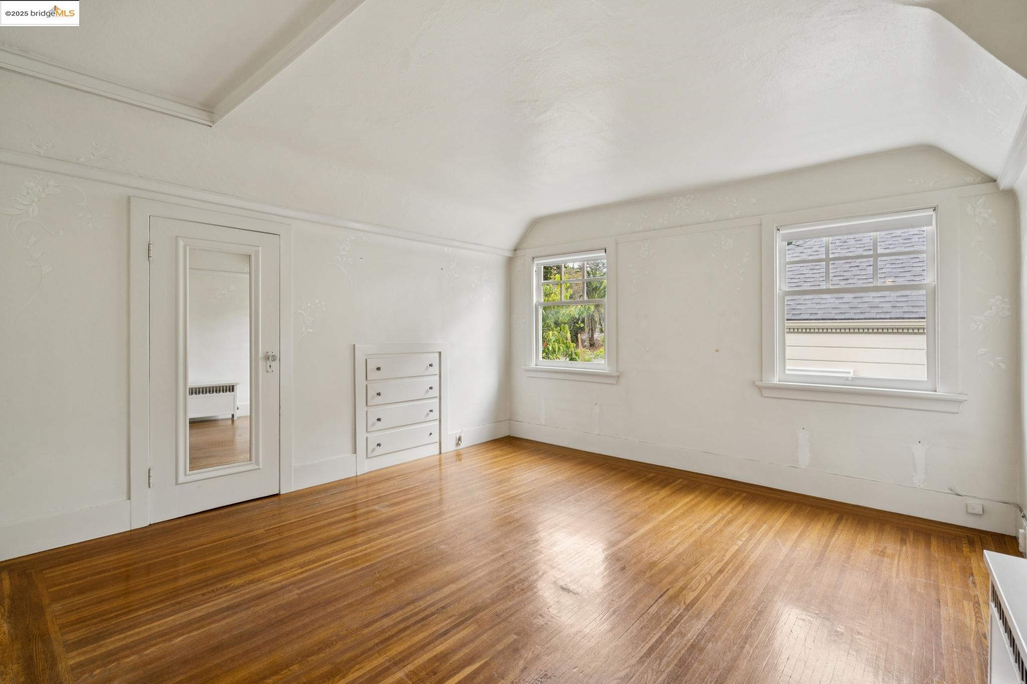 Detail Gallery Image 31 of 44 For 618 Boulevard Way, Piedmont,  CA 94610-1605 - 4 Beds | 1/1 Baths