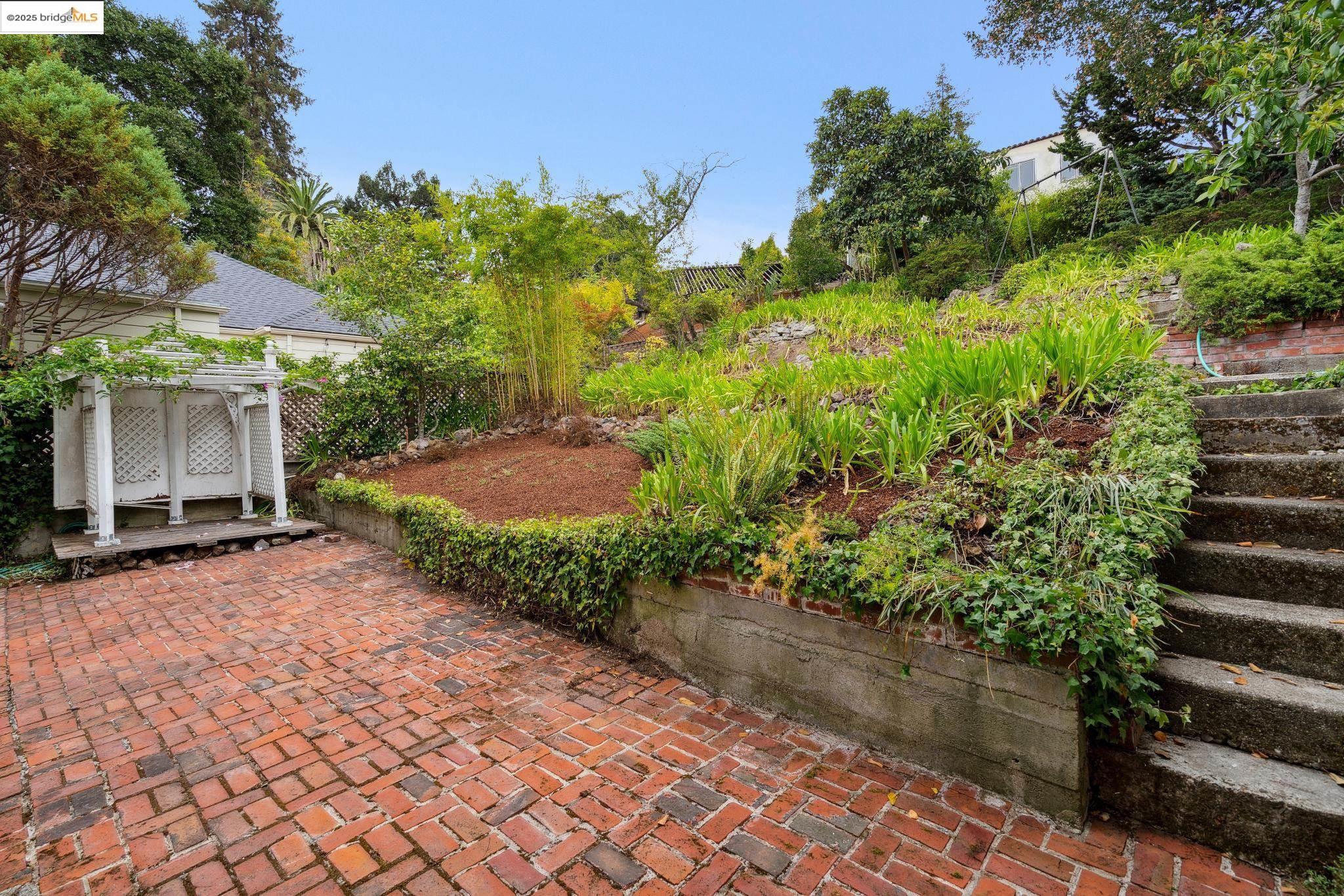 Detail Gallery Image 38 of 44 For 618 Boulevard Way, Piedmont,  CA 94610-1605 - 4 Beds | 1/1 Baths