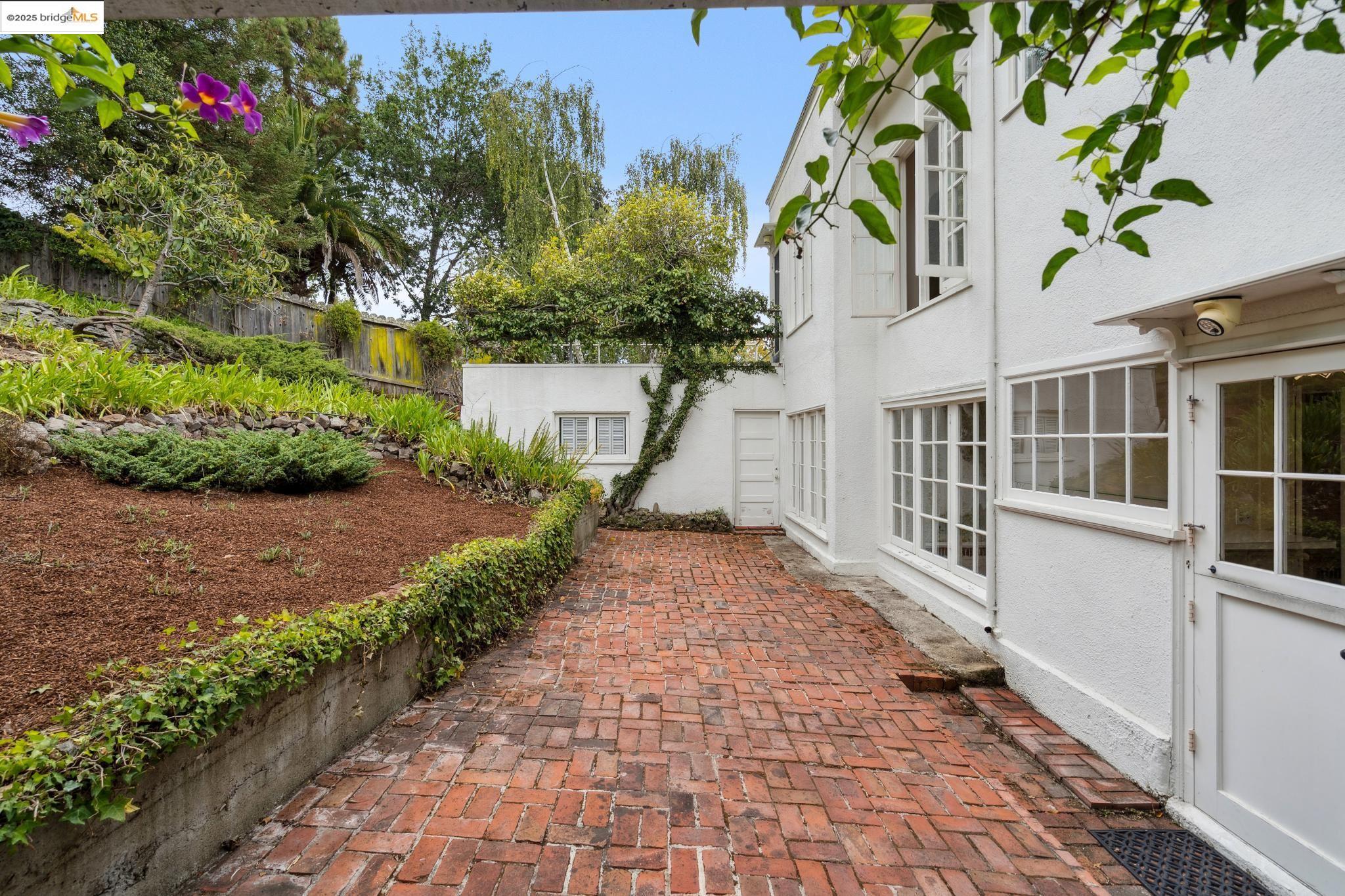 Detail Gallery Image 39 of 44 For 618 Boulevard Way, Piedmont,  CA 94610-1605 - 4 Beds | 1/1 Baths