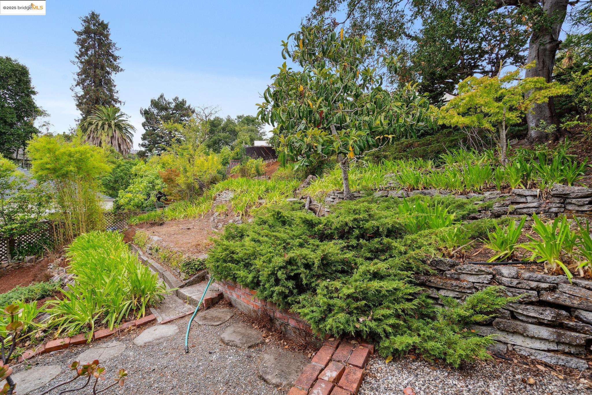 Detail Gallery Image 40 of 44 For 618 Boulevard Way, Piedmont,  CA 94610-1605 - 4 Beds | 1/1 Baths