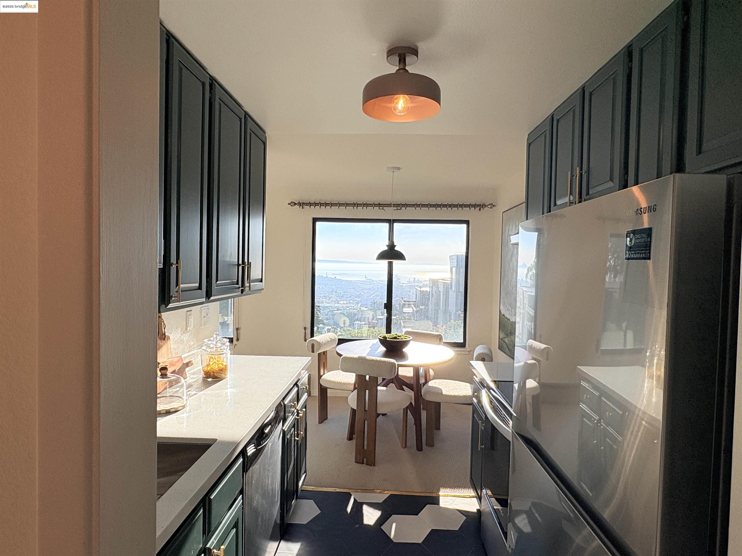 Detail Gallery Image 4 of 32 For 5177 Diamond Heights Blvd Apt 114,  San Francisco,  CA 94131 - 2 Beds | 2 Baths