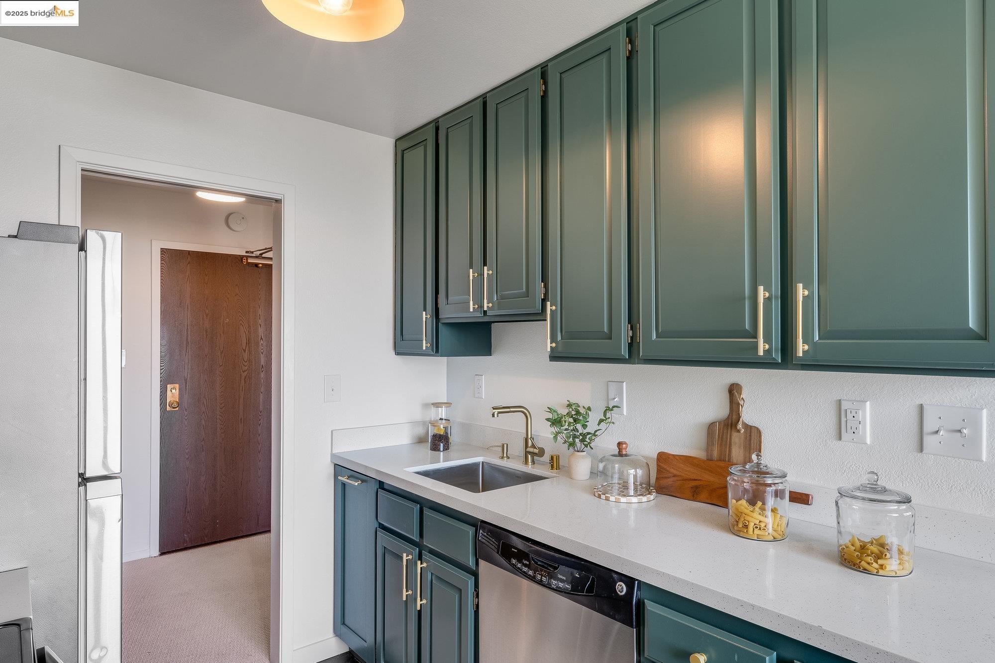 Detail Gallery Image 8 of 32 For 5177 Diamond Heights Blvd Apt 114,  San Francisco,  CA 94131 - 2 Beds | 2 Baths