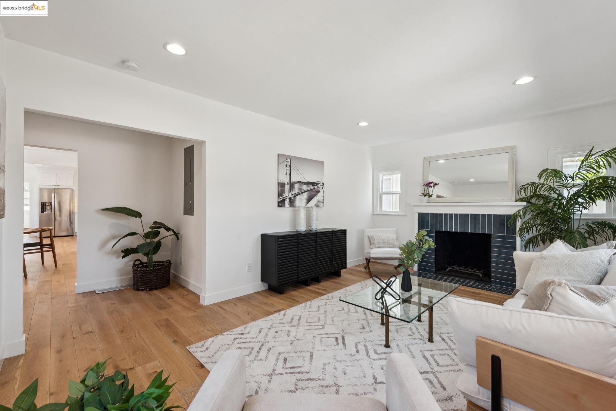 Detail Gallery Image 6 of 54 For 3020 55th Ave, Oakland,  CA 94605 - 3 Beds | 2 Baths