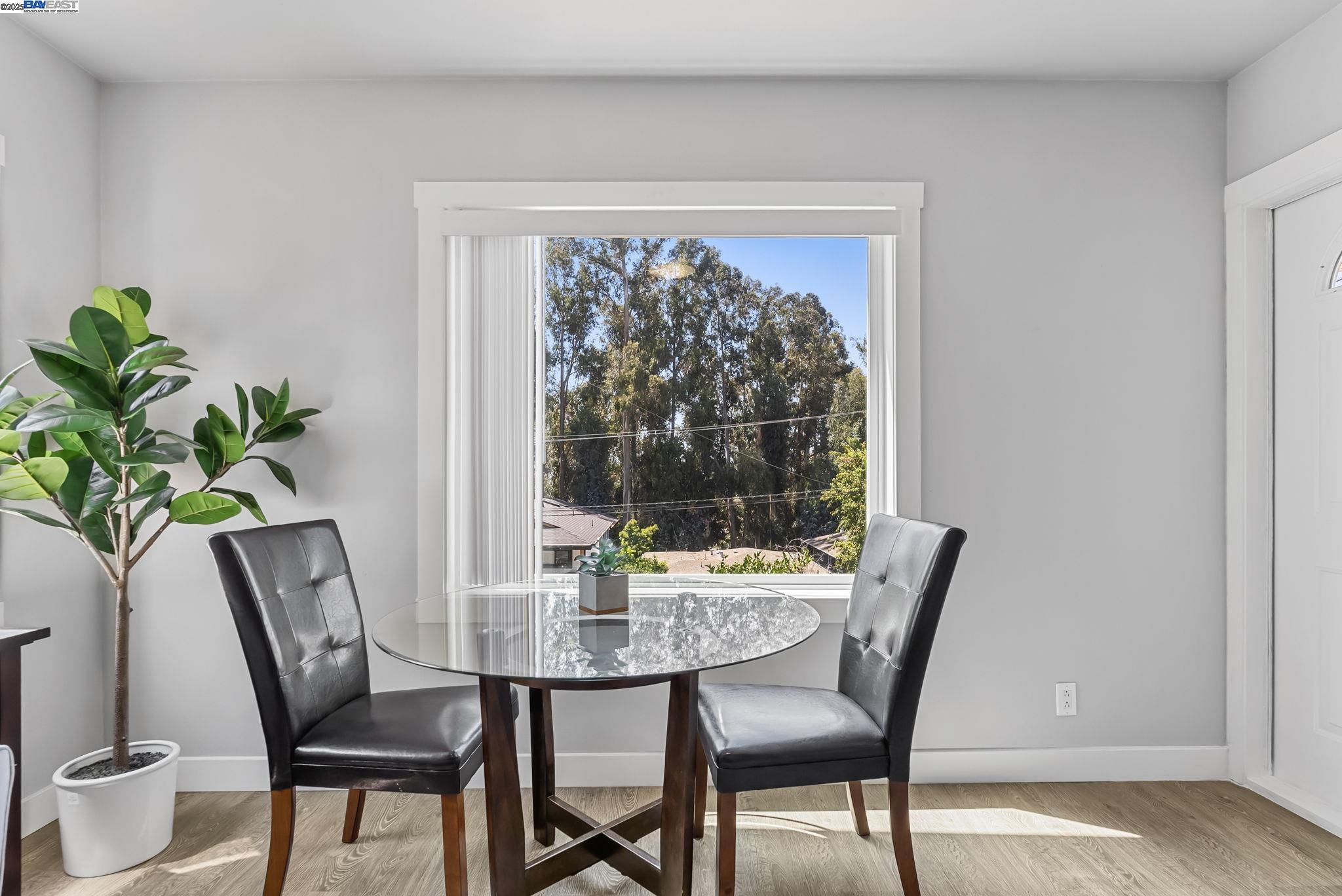 Detail Gallery Image 3 of 41 For 25910 Westview Way, Hayward,  CA 94542 - 2 Beds | 1 Baths