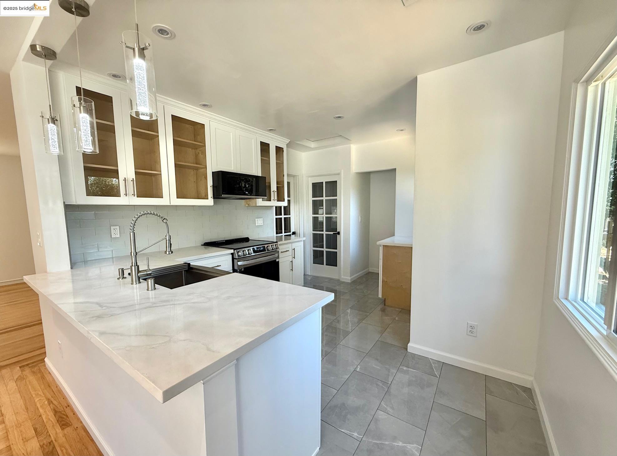 Detail Gallery Image 5 of 15 For 3601 Calafia Ave, Oakland,  CA 94605 - 2 Beds | 1 Baths