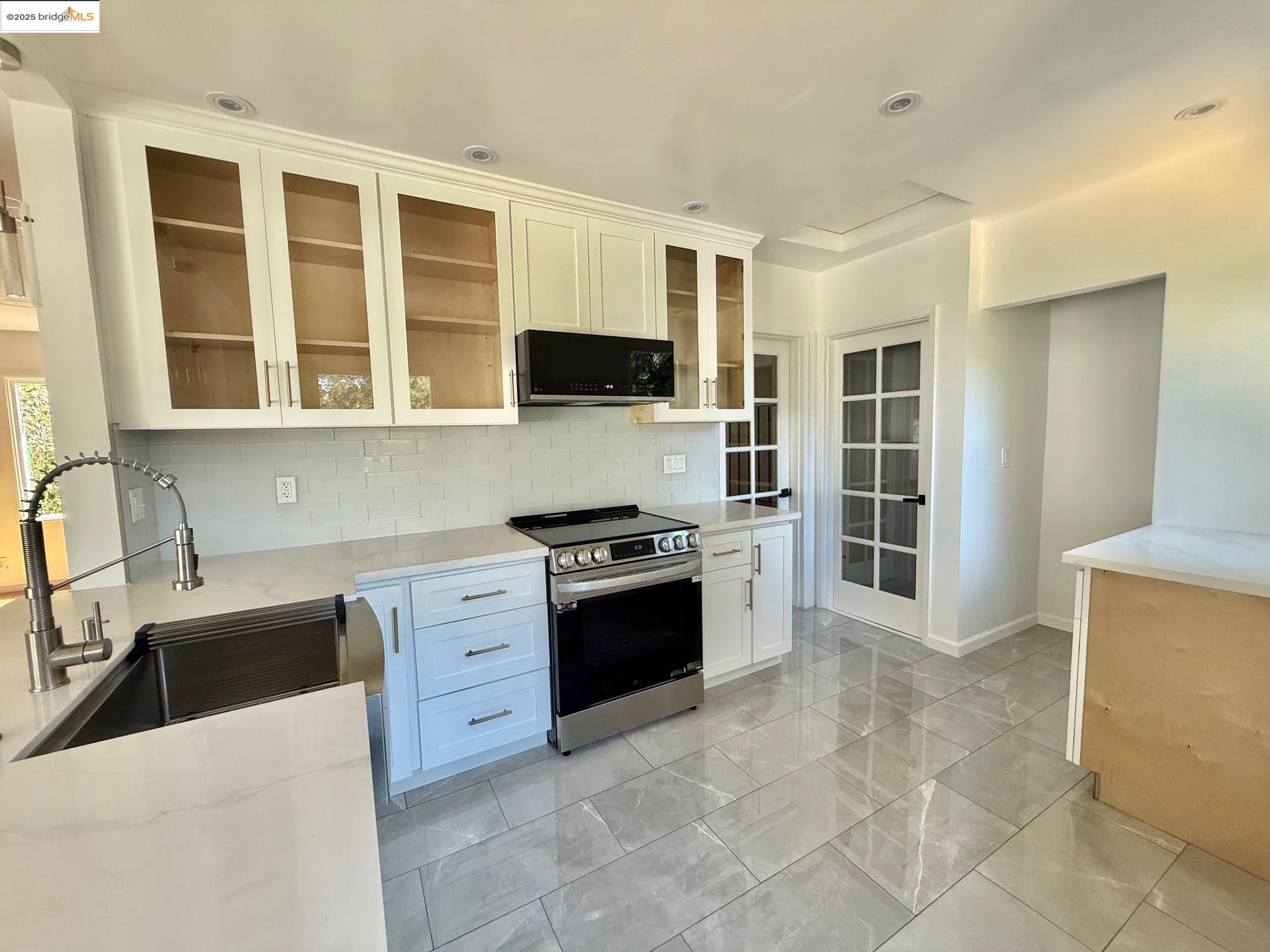 Detail Gallery Image 6 of 15 For 3601 Calafia Ave, Oakland,  CA 94605 - 2 Beds | 1 Baths