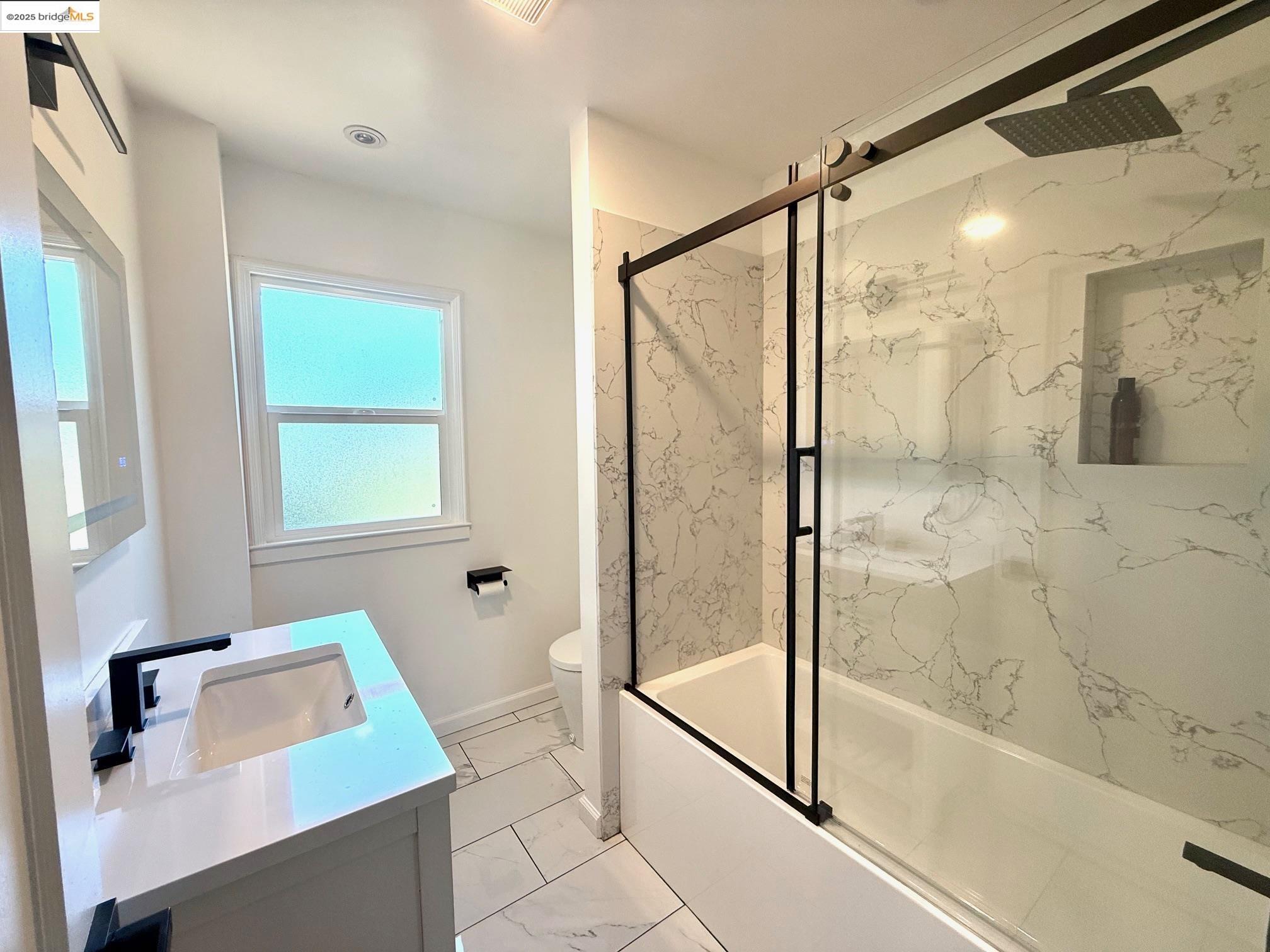 Detail Gallery Image 9 of 15 For 3601 Calafia Ave, Oakland,  CA 94605 - 2 Beds | 1 Baths