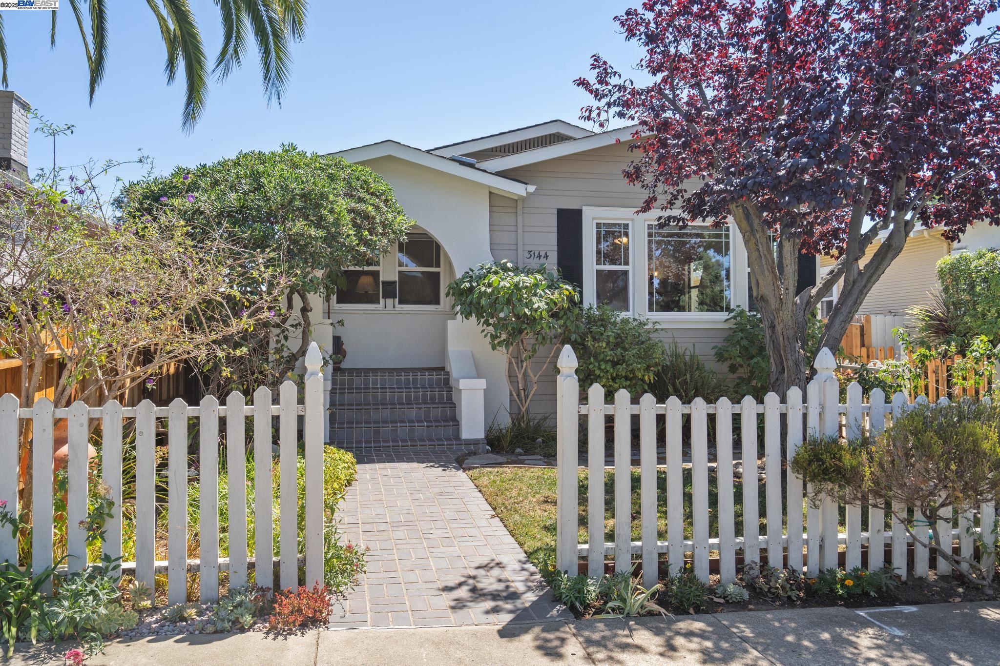 Detail Gallery Image 1 of 31 For 3144 60th Ave, Oakland,  CA 94605 - 2 Beds | 1 Baths
