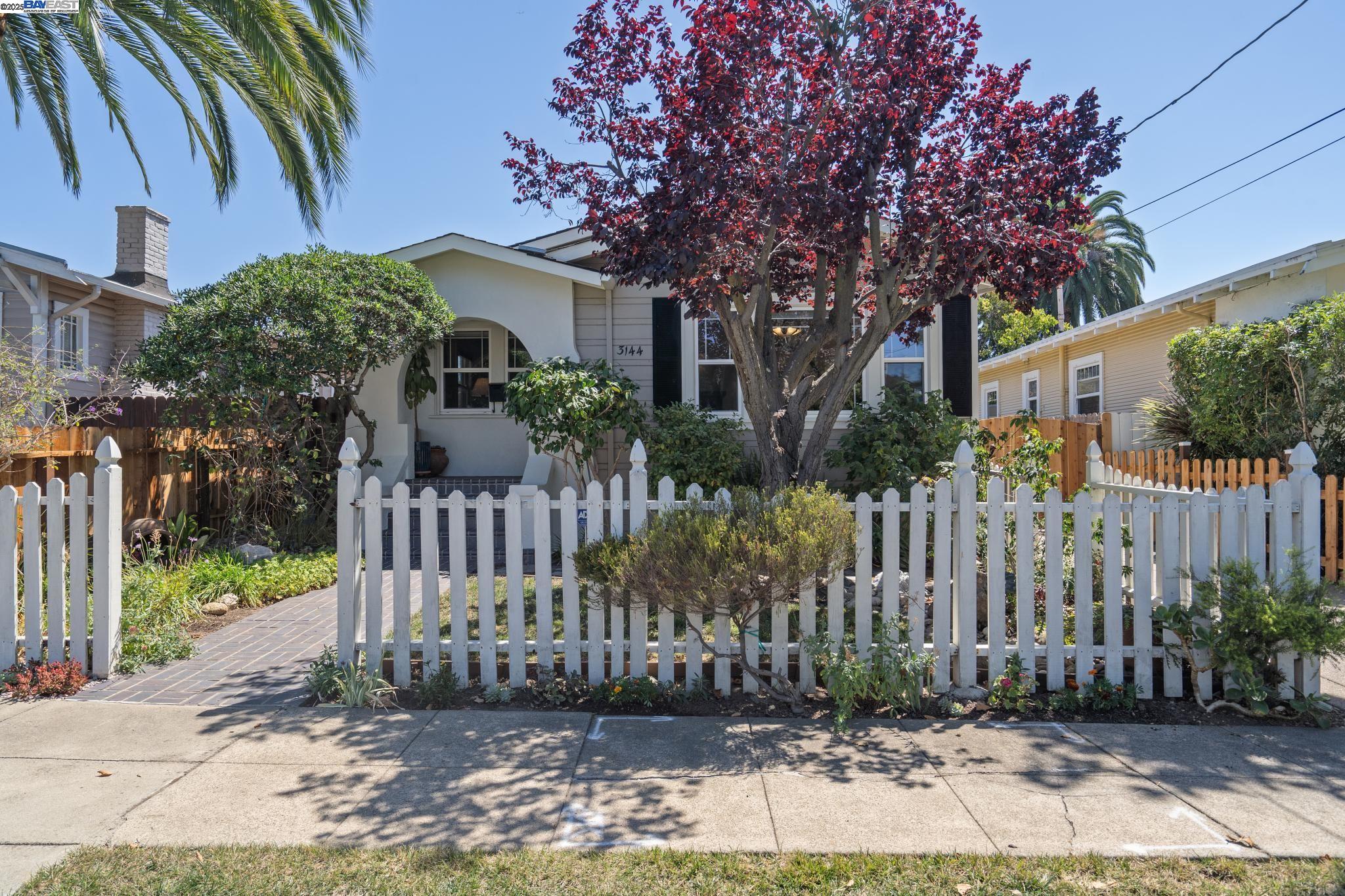 Detail Gallery Image 2 of 31 For 3144 60th Ave, Oakland,  CA 94605 - 2 Beds | 1 Baths
