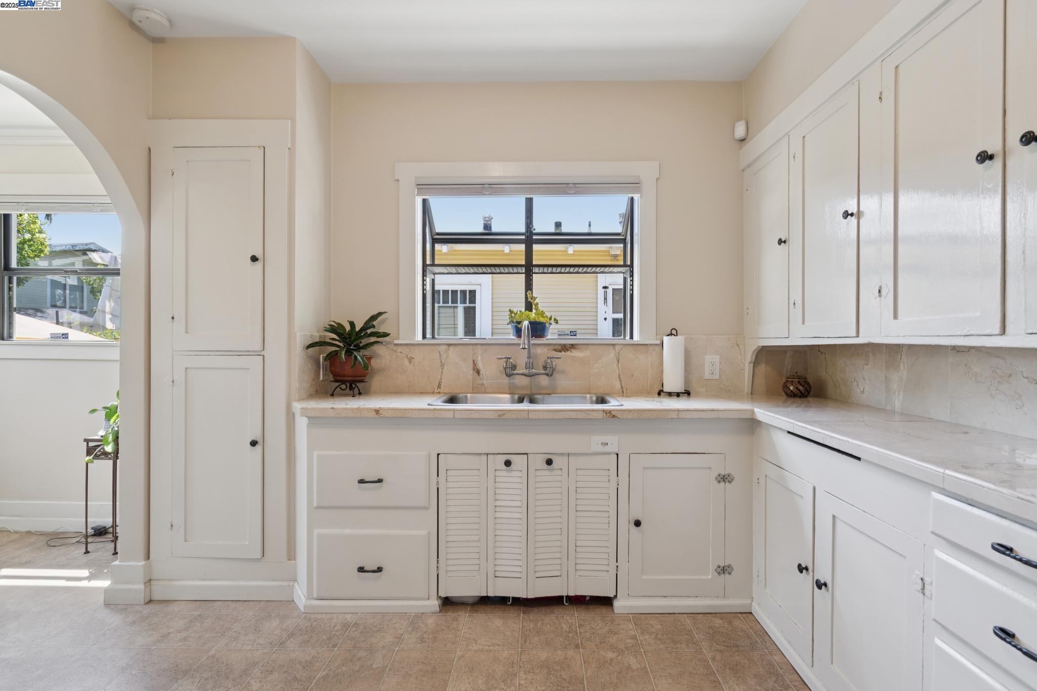 Detail Gallery Image 13 of 31 For 3144 60th Ave, Oakland,  CA 94605 - 2 Beds | 1 Baths