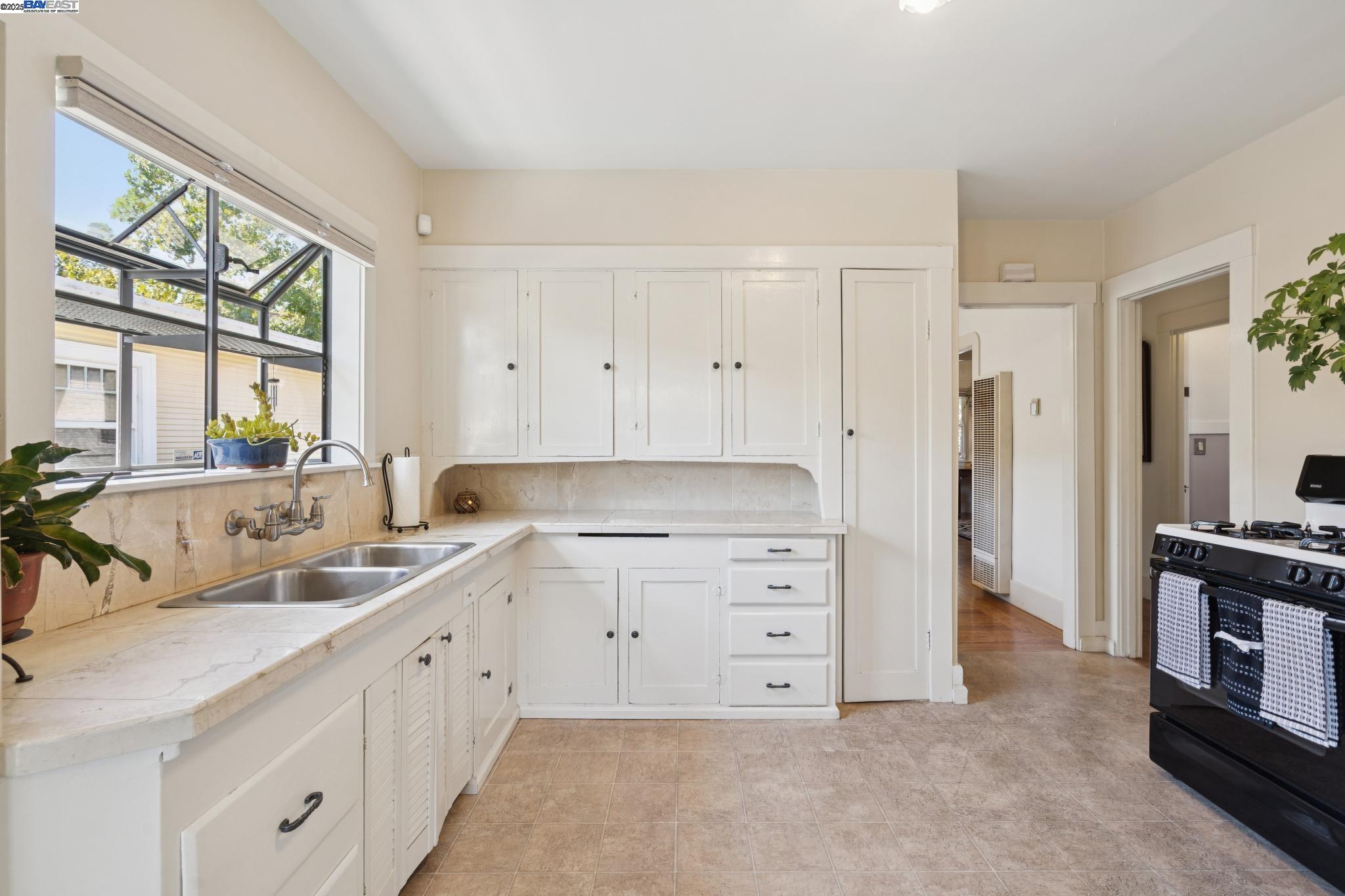 Detail Gallery Image 14 of 31 For 3144 60th Ave, Oakland,  CA 94605 - 2 Beds | 1 Baths
