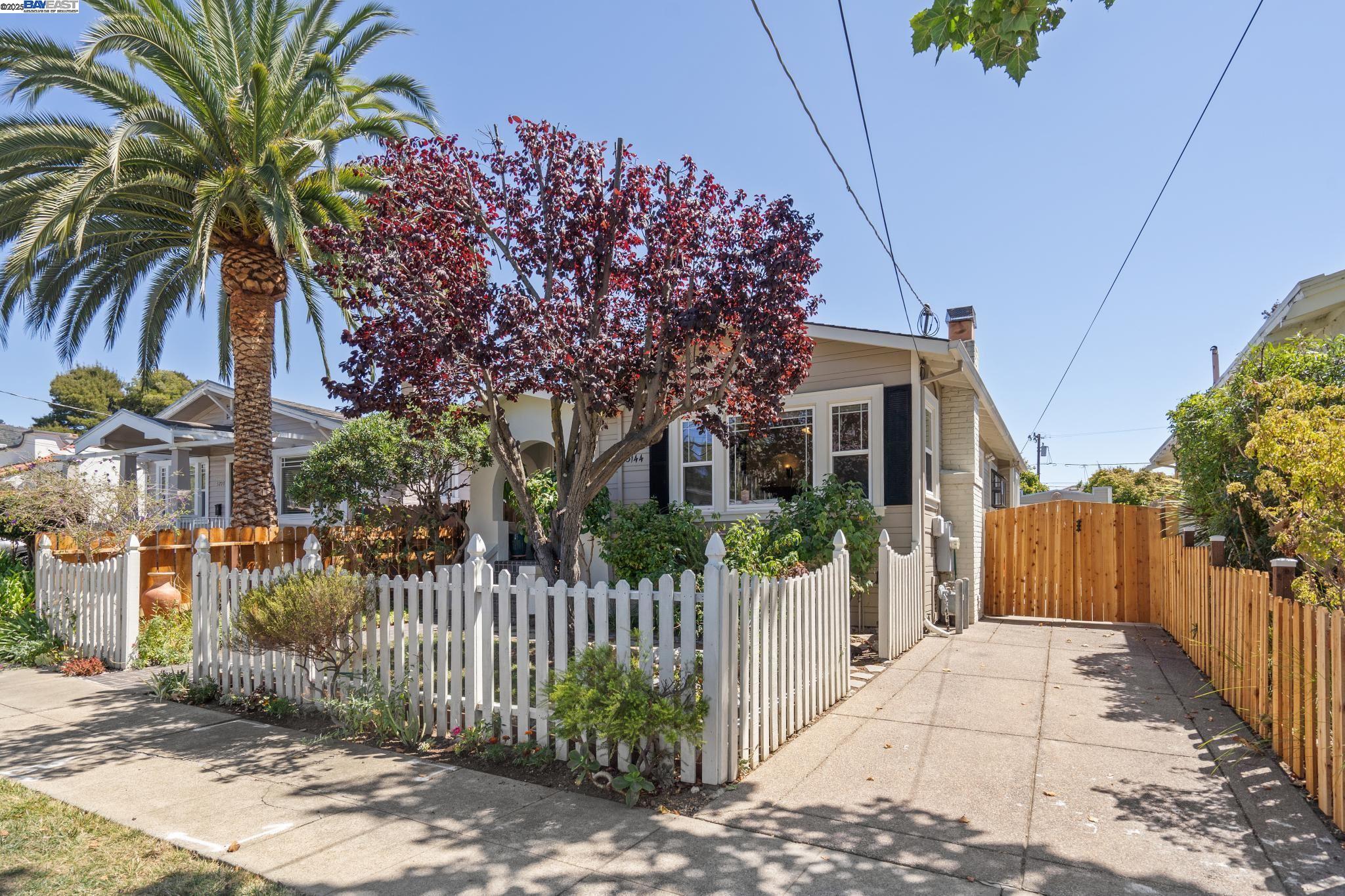 Detail Gallery Image 3 of 31 For 3144 60th Ave, Oakland,  CA 94605 - 2 Beds | 1 Baths