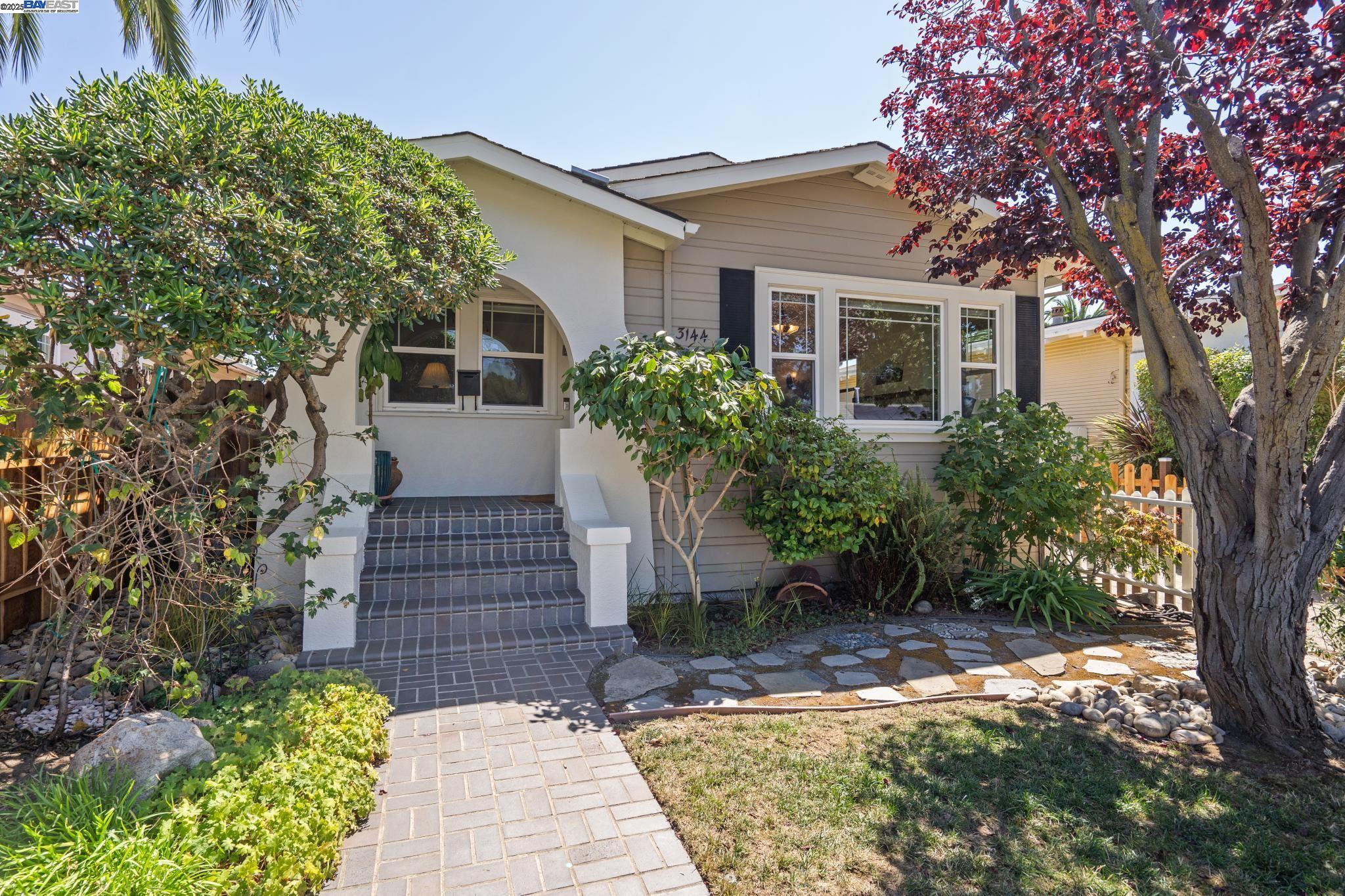 Detail Gallery Image 4 of 31 For 3144 60th Ave, Oakland,  CA 94605 - 2 Beds | 1 Baths