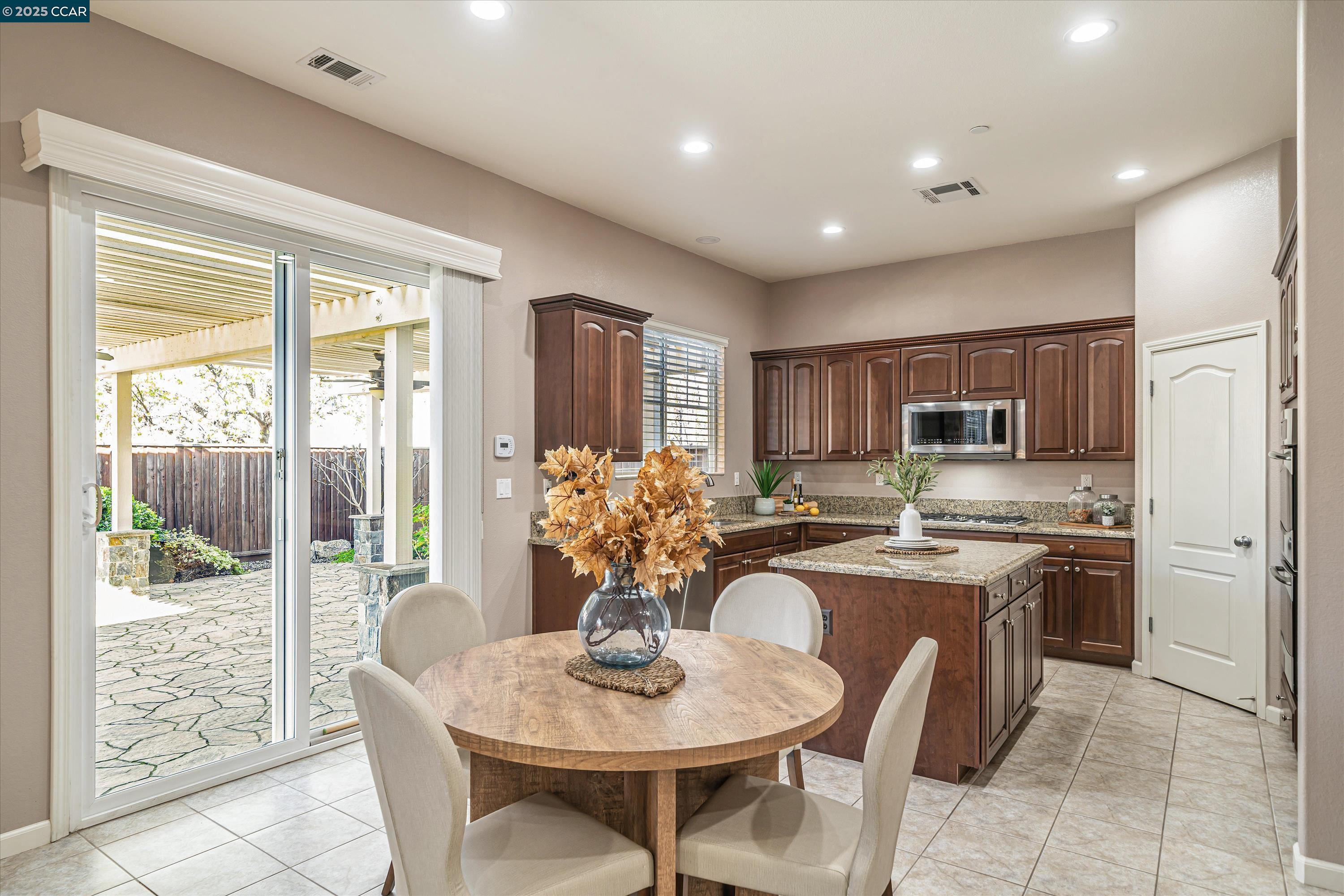Detail Gallery Image 11 of 39 For 6432 Laurel Creek Pl, Livermore,  CA 94551 - 4 Beds | 3 Baths