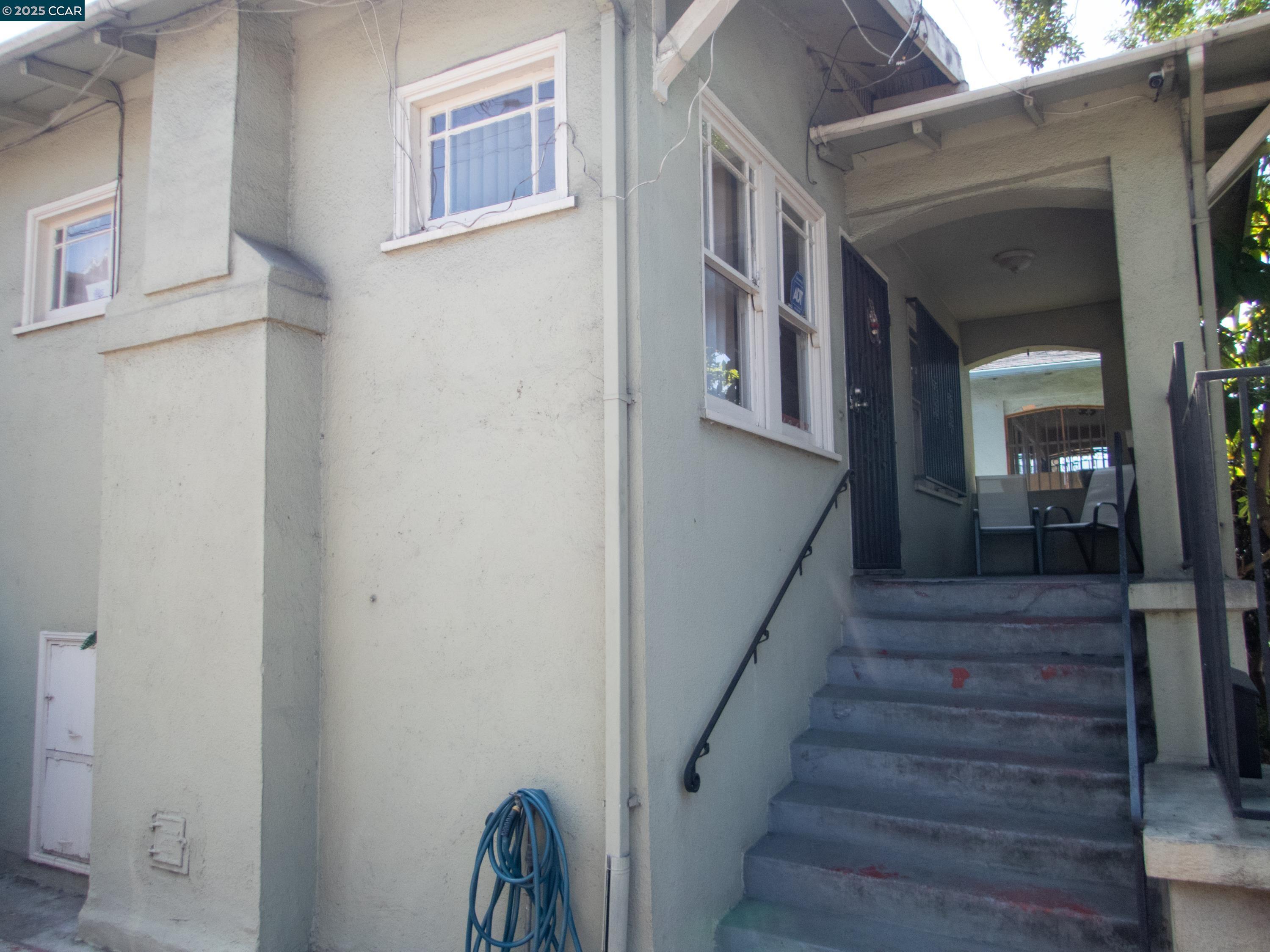 Detail Gallery Image 2 of 8 For 1644 33rd Ave, Oakland,  CA 94601 - 3 Beds | 2 Baths