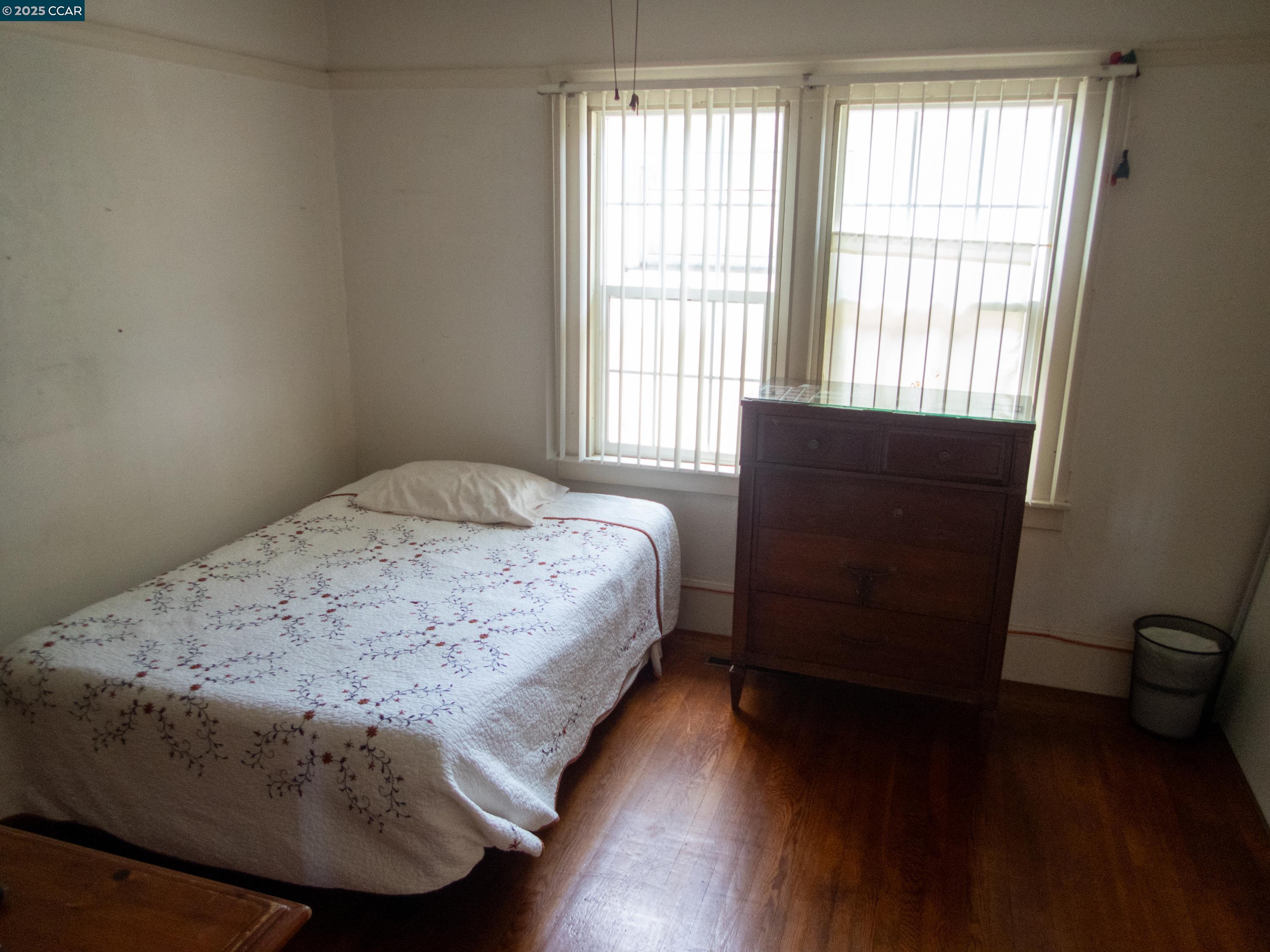 Detail Gallery Image 4 of 8 For 1644 33rd Ave, Oakland,  CA 94601 - 3 Beds | 2 Baths
