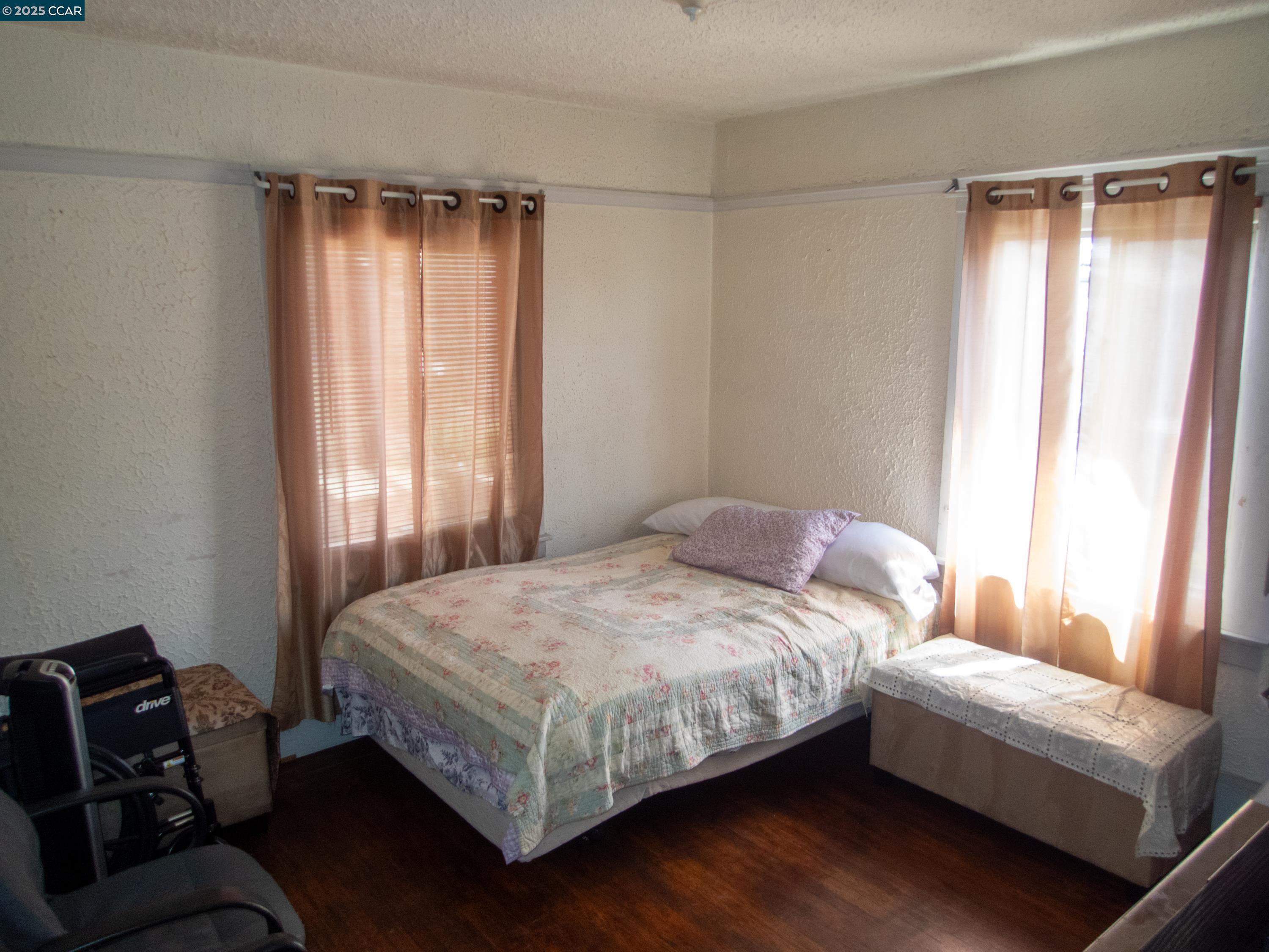 Detail Gallery Image 5 of 8 For 1644 33rd Ave, Oakland,  CA 94601 - 3 Beds | 2 Baths