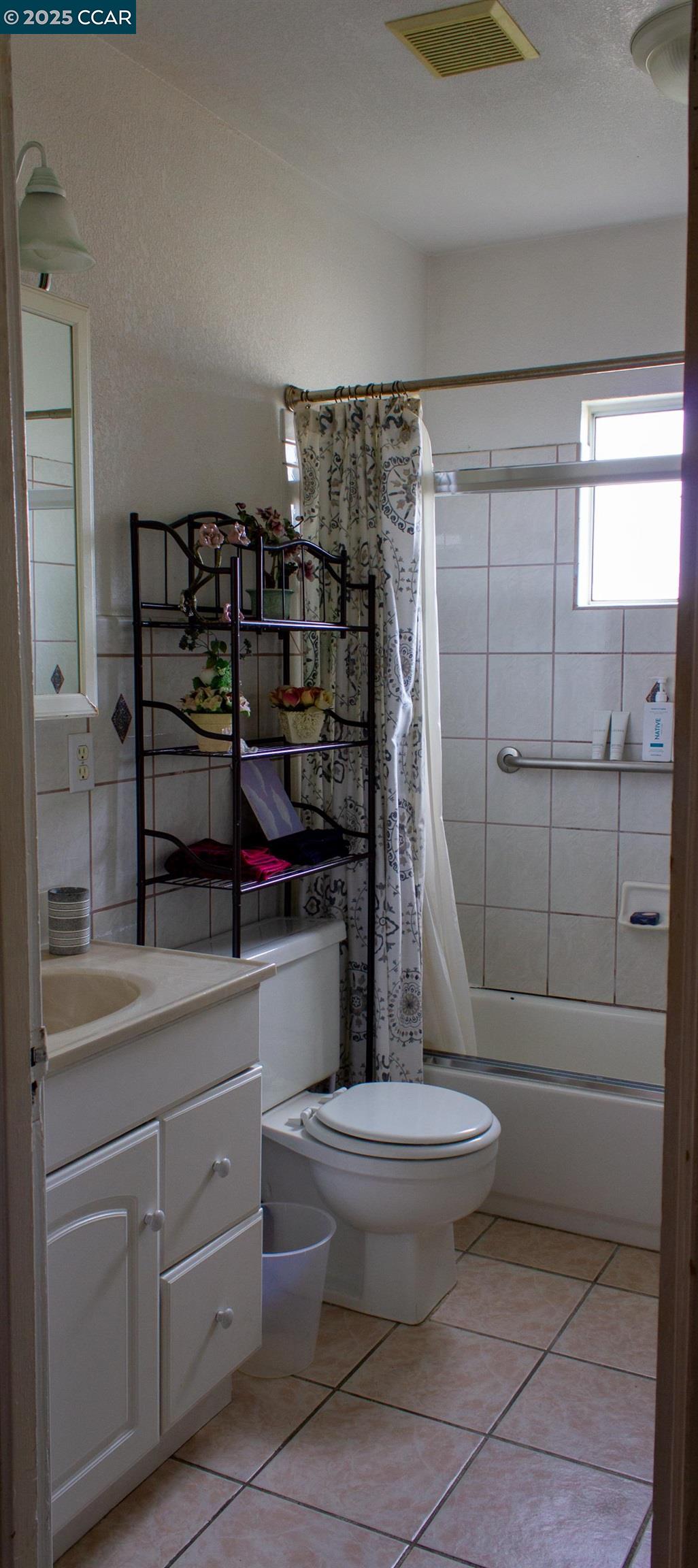 Detail Gallery Image 7 of 8 For 1644 33rd Ave, Oakland,  CA 94601 - 3 Beds | 2 Baths