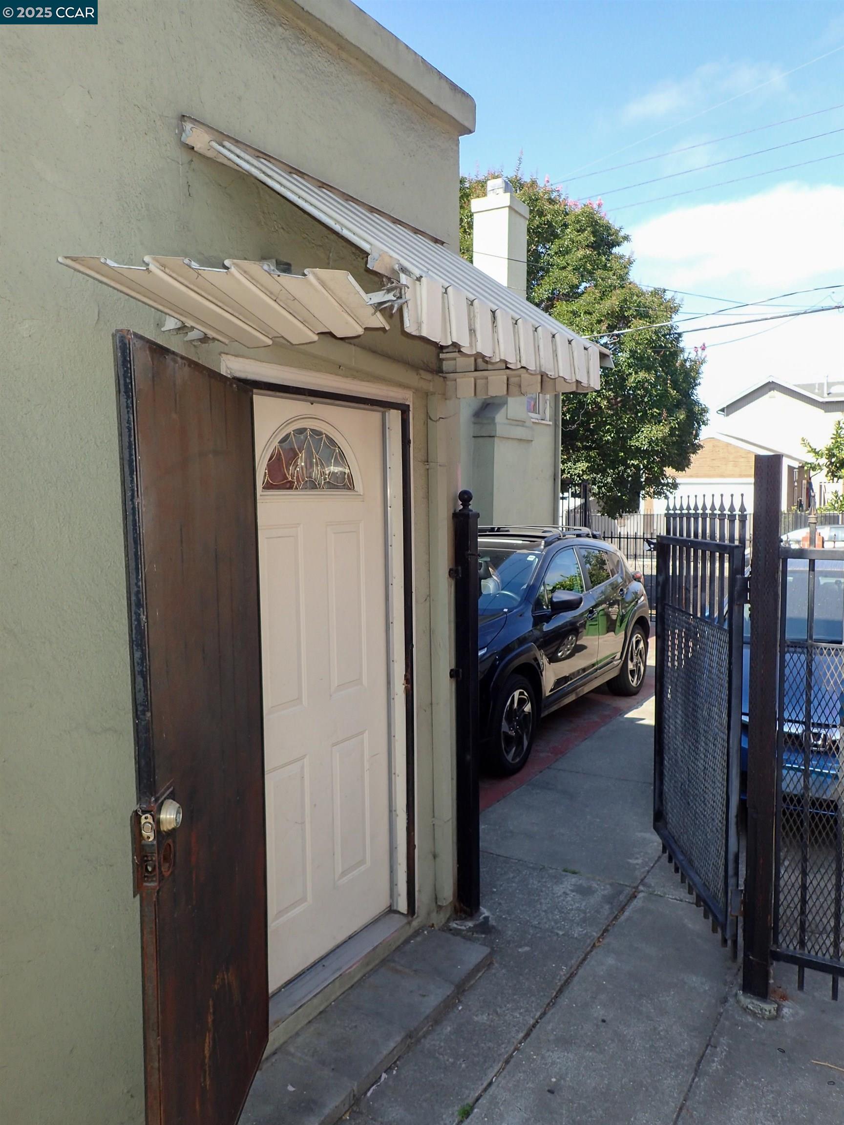 Detail Gallery Image 8 of 8 For 1644 33rd Ave, Oakland,  CA 94601 - 3 Beds | 2 Baths