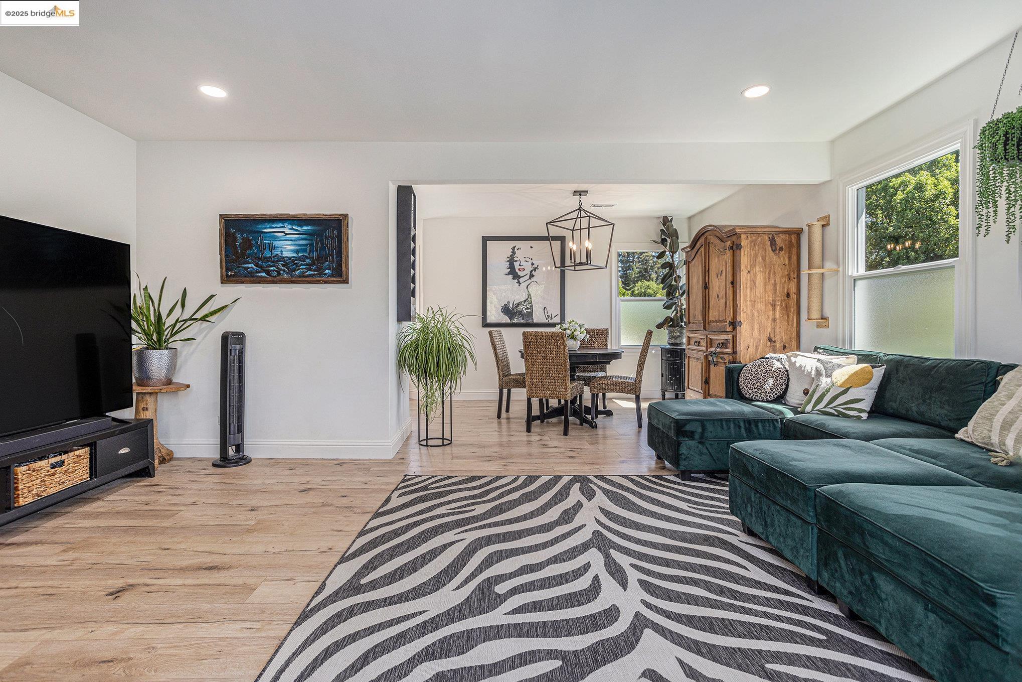 Detail Gallery Image 5 of 54 For 1828 Clayton Way, Concord,  CA 94519 - 4 Beds | 3 Baths
