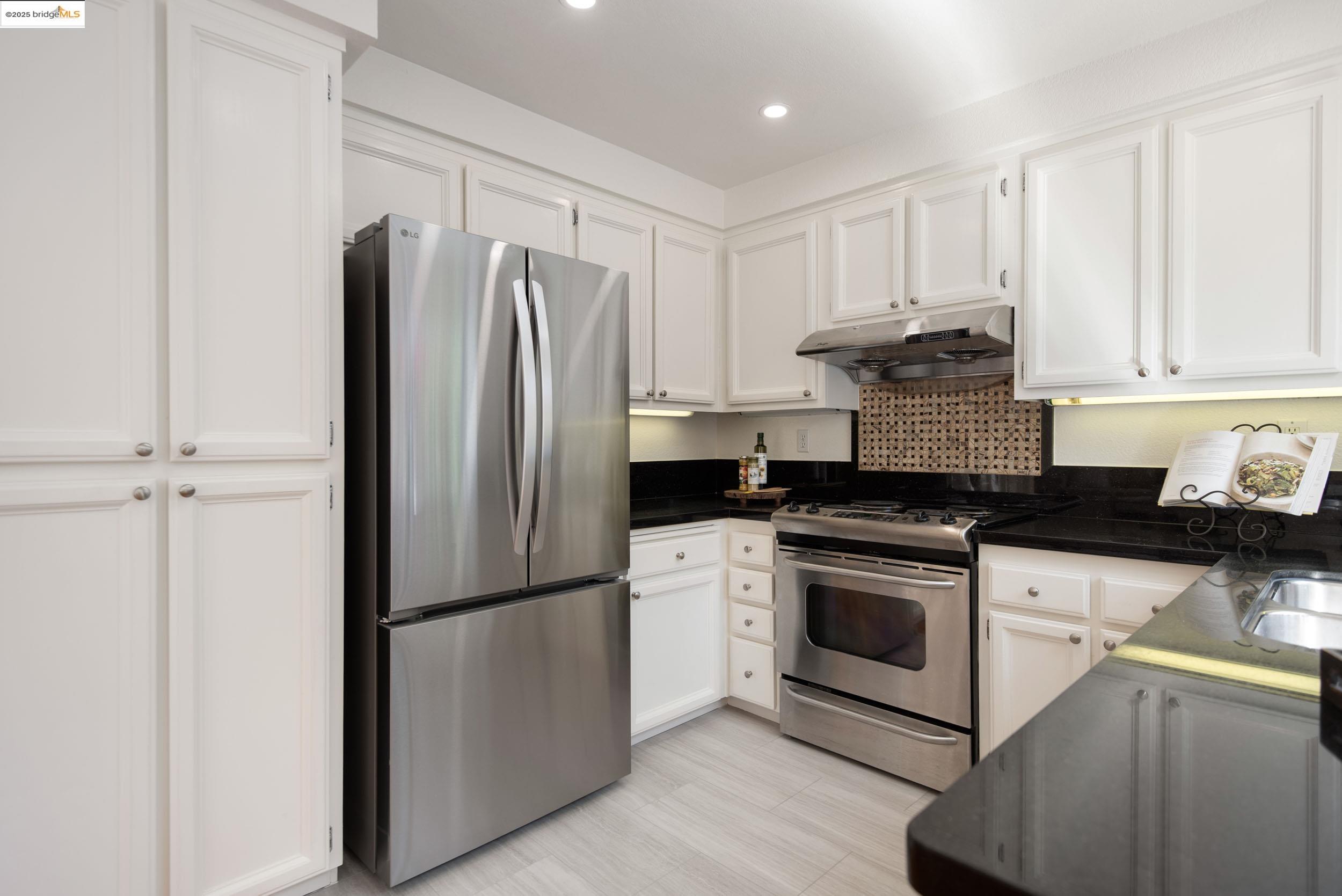 Detail Gallery Image 12 of 42 For 56 Bannister Way, Alameda,  CA 94502 - 3 Beds | 2/1 Baths