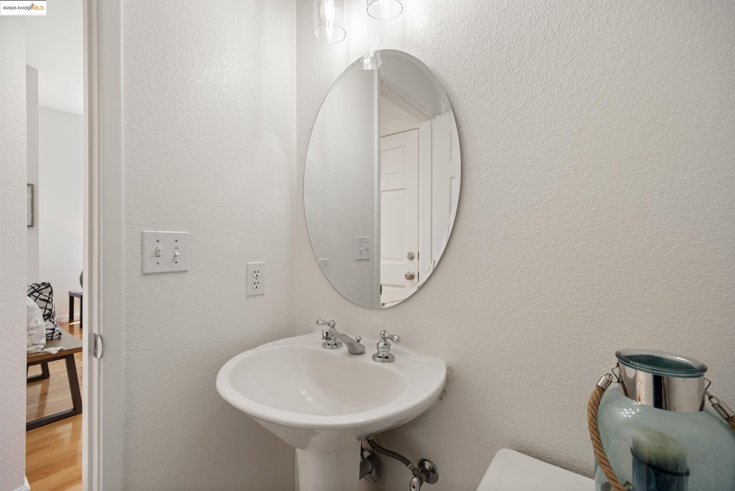 Detail Gallery Image 13 of 42 For 56 Bannister Way, Alameda,  CA 94502 - 3 Beds | 2/1 Baths