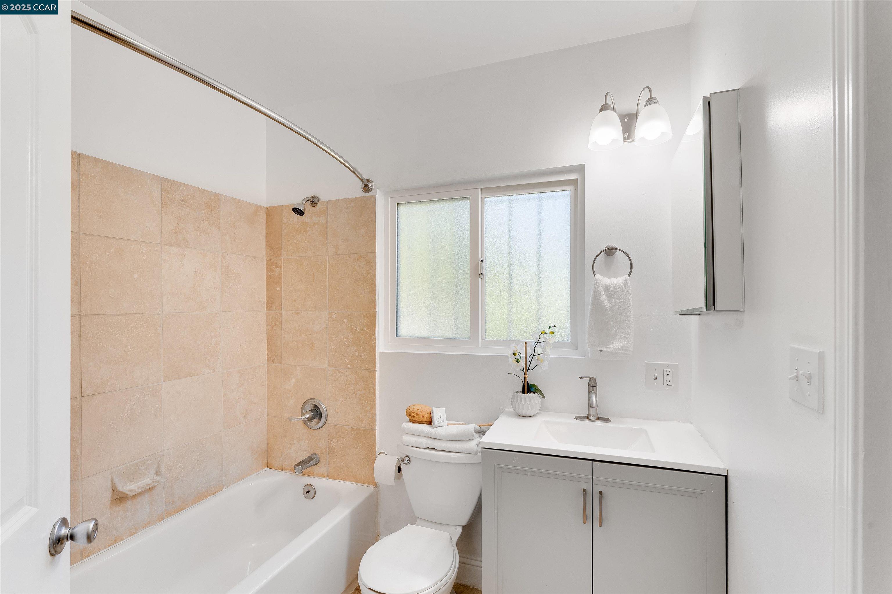 Detail Gallery Image 13 of 26 For 2154 35th Ave, Oakland,  CA 94601 - 2 Beds | 2 Baths