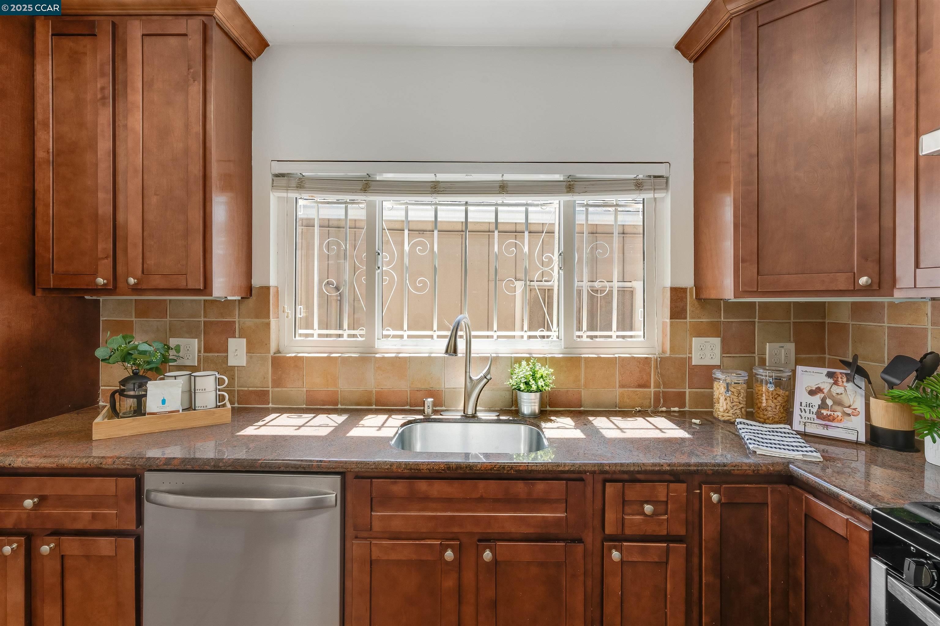 Detail Gallery Image 17 of 26 For 2154 35th Ave, Oakland,  CA 94601 - 2 Beds | 2 Baths