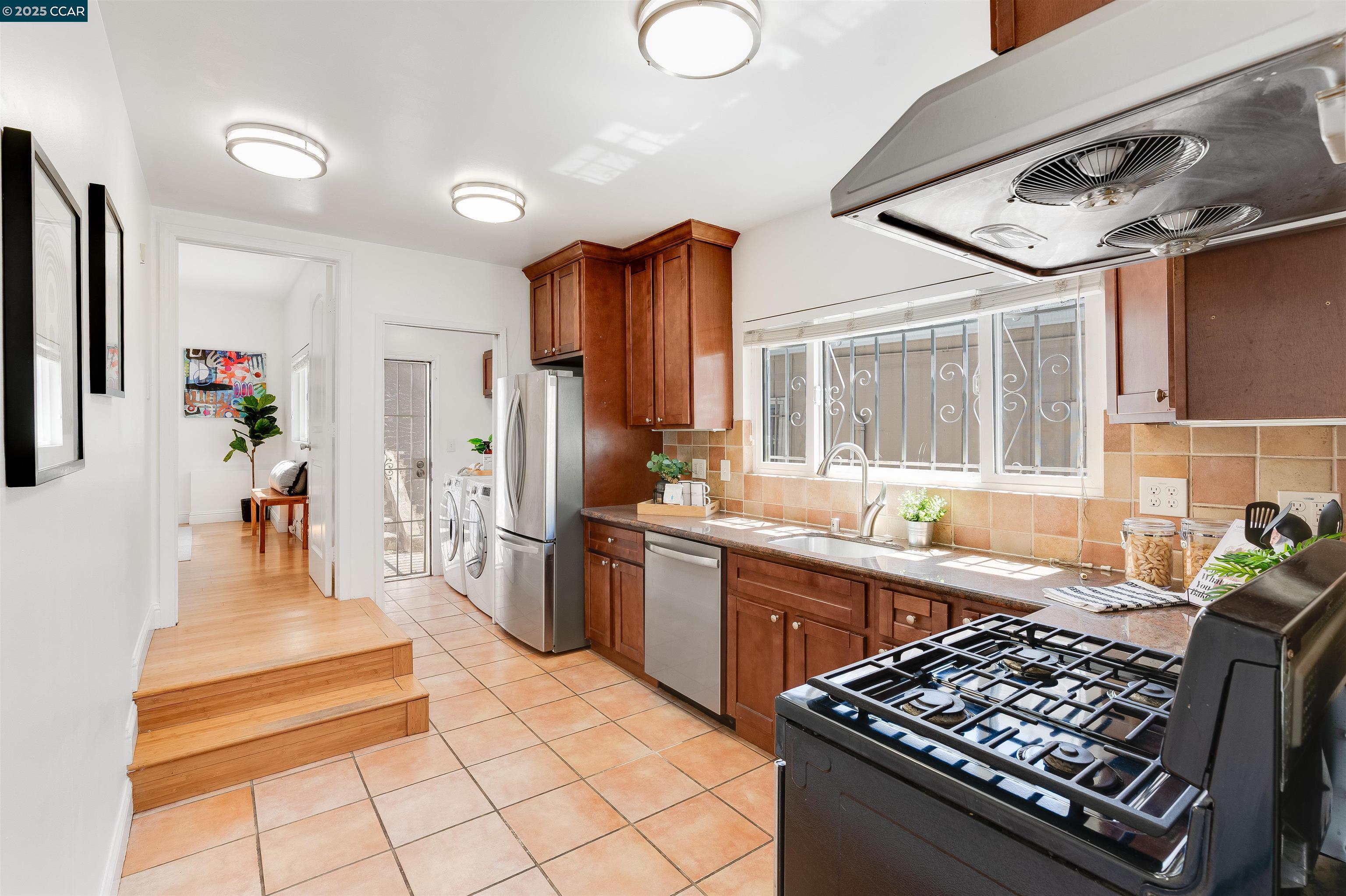 Detail Gallery Image 3 of 26 For 2154 35th Ave, Oakland,  CA 94601 - 2 Beds | 2 Baths