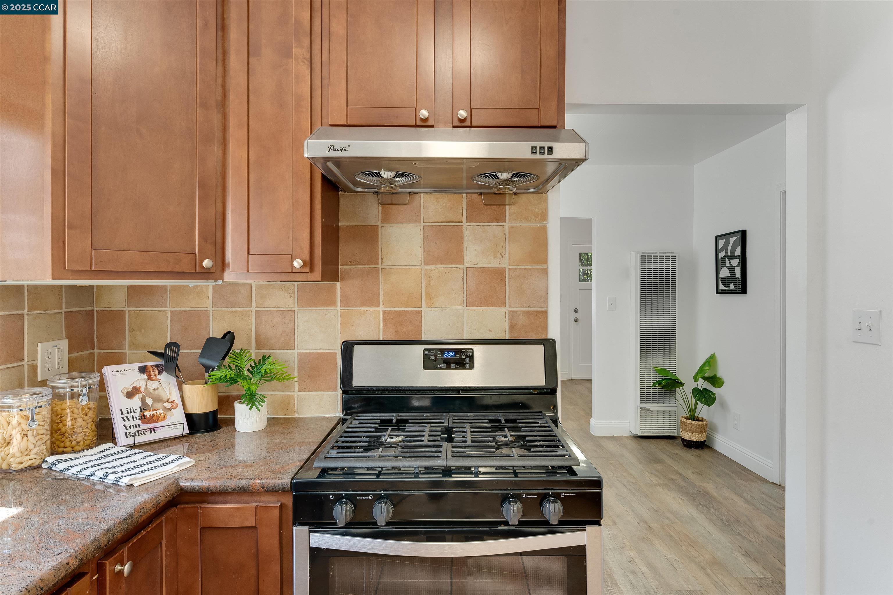 Detail Gallery Image 18 of 26 For 2154 35th Ave, Oakland,  CA 94601 - 2 Beds | 2 Baths