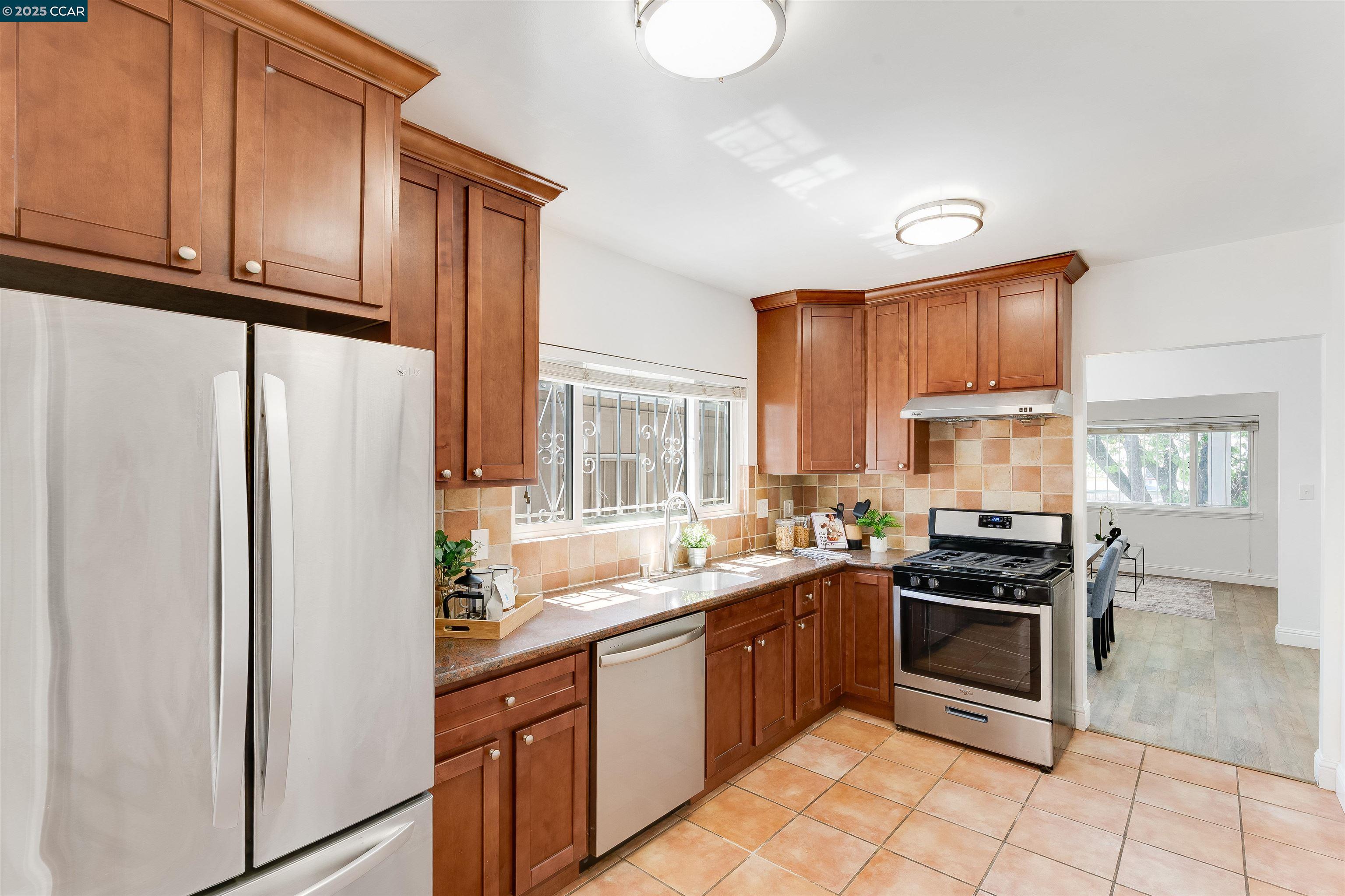 Detail Gallery Image 19 of 26 For 2154 35th Ave, Oakland,  CA 94601 - 2 Beds | 2 Baths