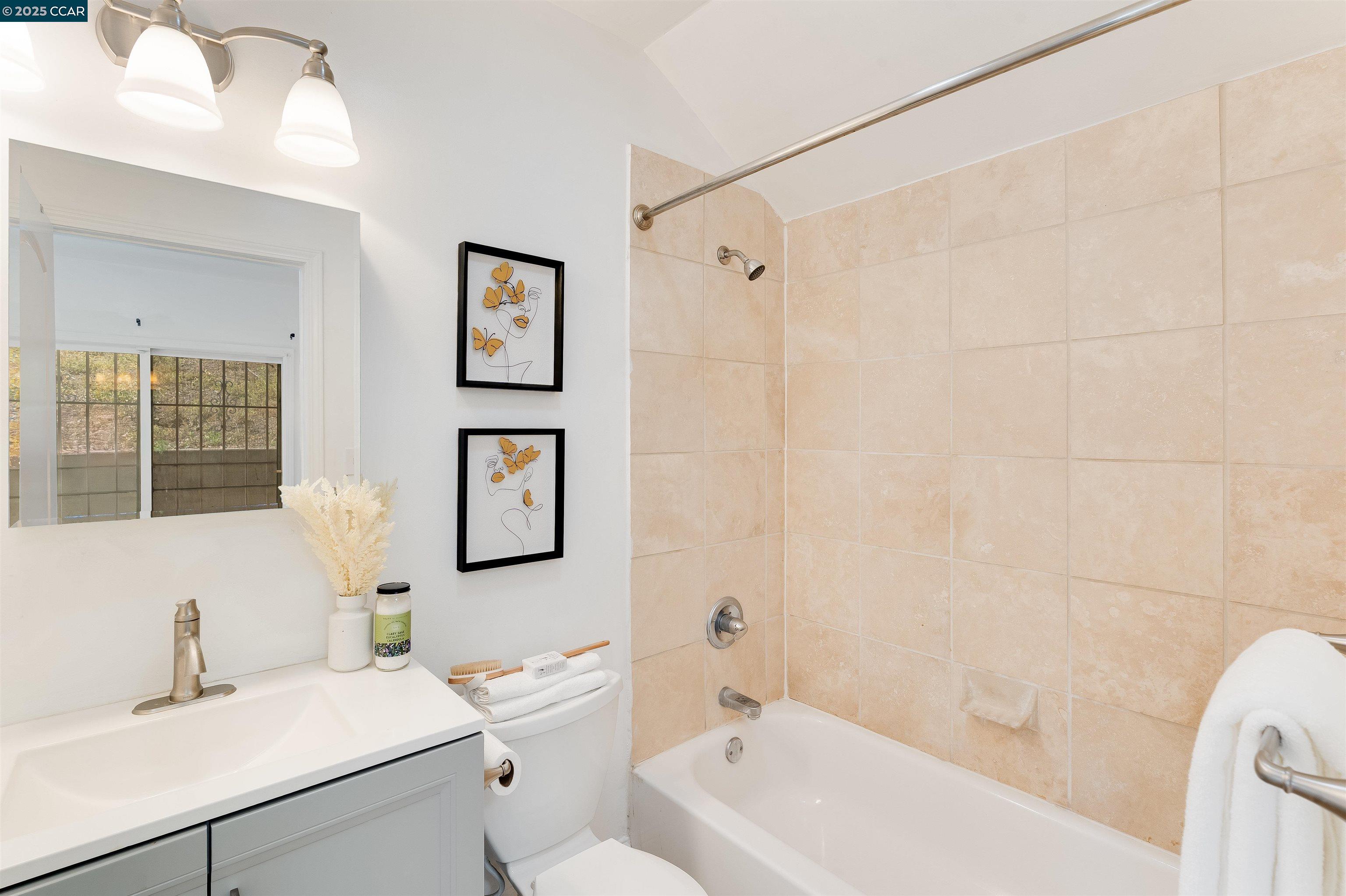 Detail Gallery Image 24 of 26 For 2154 35th Ave, Oakland,  CA 94601 - 2 Beds | 2 Baths
